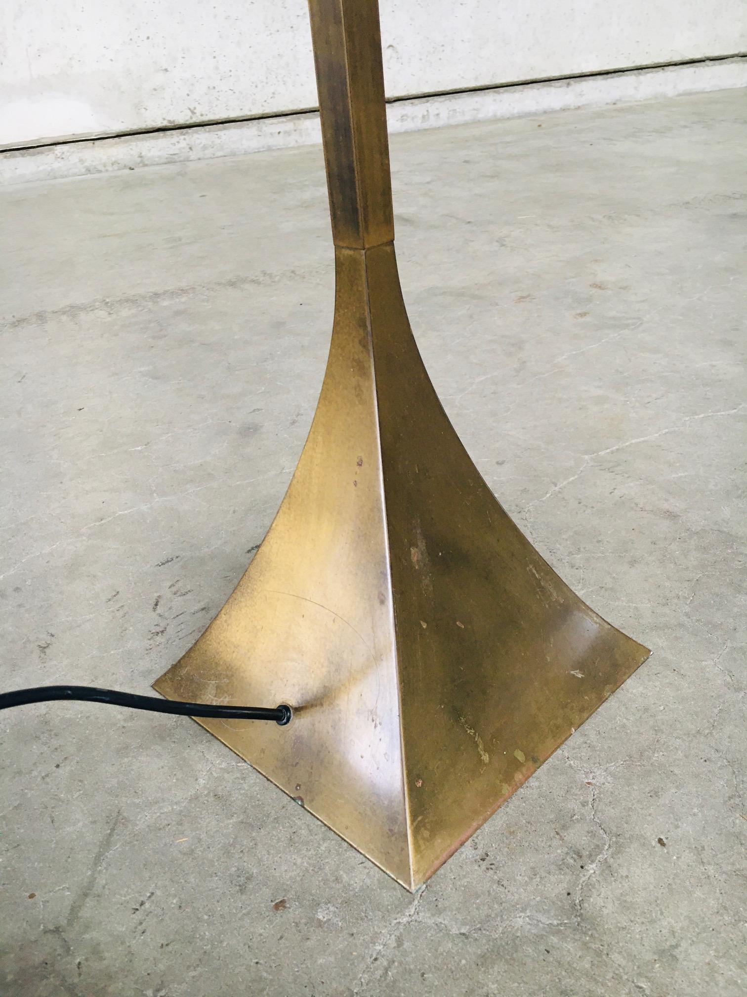 Lampada da terra Torchiere scanalata in ottone dal design postmoderno di Relco, Italia anni '80 in vendita 11