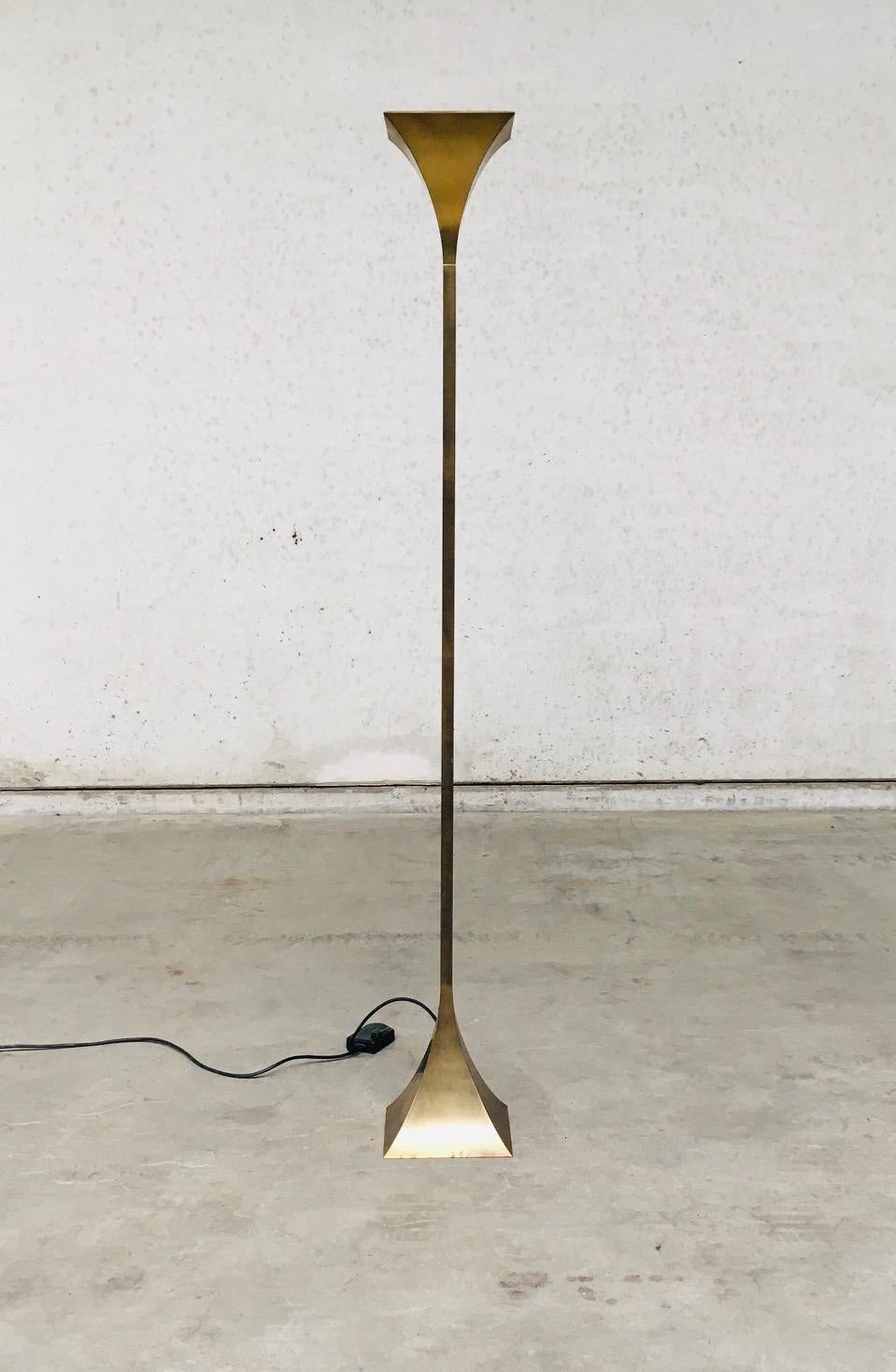 Postmoderno Lampada da terra Torchiere scanalata in ottone dal design postmoderno di Relco, Italia anni '80 in vendita