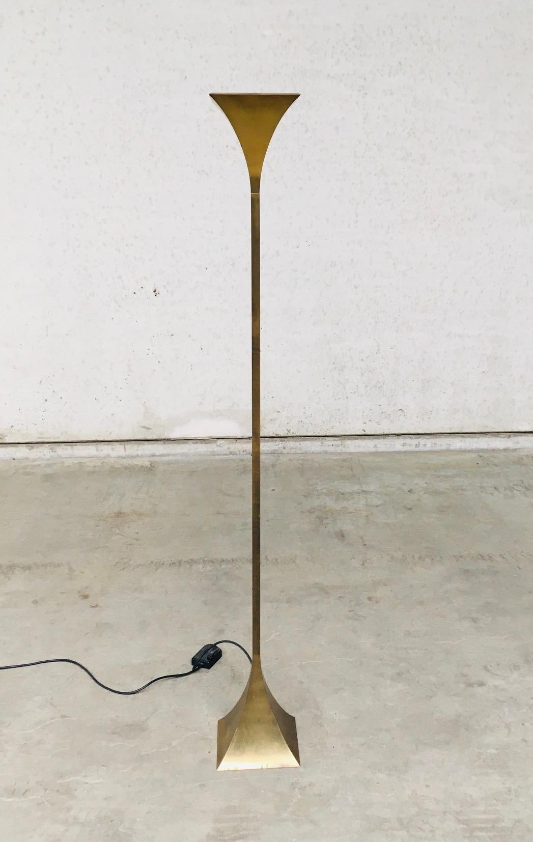 Italiano Lampada da terra Torchiere scanalata in ottone dal design postmoderno di Relco, Italia anni '80 in vendita