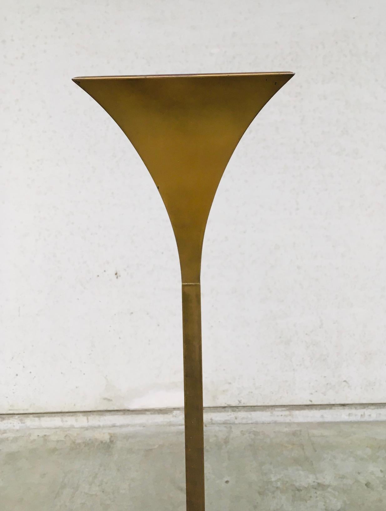 Lampada da terra Torchiere scanalata in ottone dal design postmoderno di Relco, Italia anni '80 In condizioni discrete in vendita a Oud-Turnhout, VAN