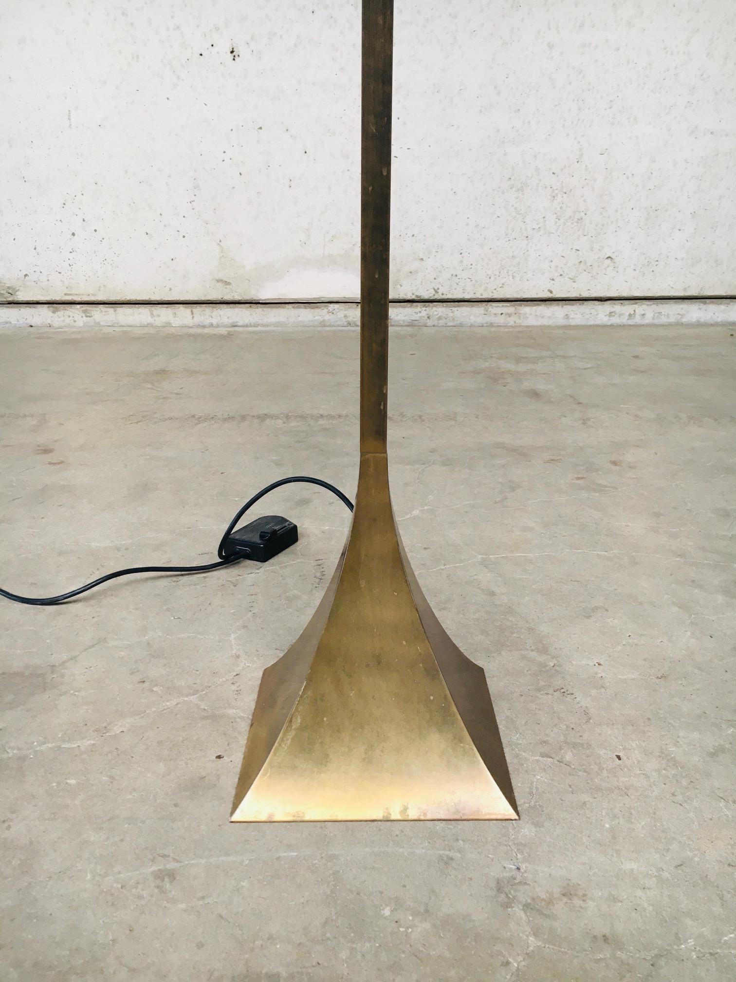 Fine XX secolo Lampada da terra Torchiere scanalata in ottone dal design postmoderno di Relco, Italia anni '80 in vendita