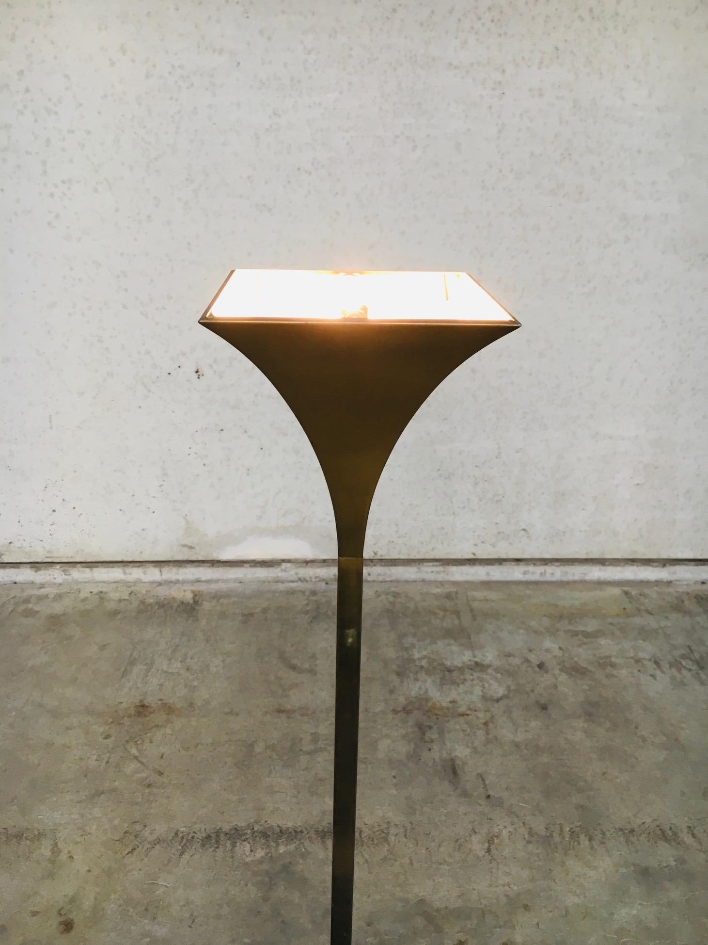 Ottone Lampada da terra Torchiere scanalata in ottone dal design postmoderno di Relco, Italia anni '80 in vendita