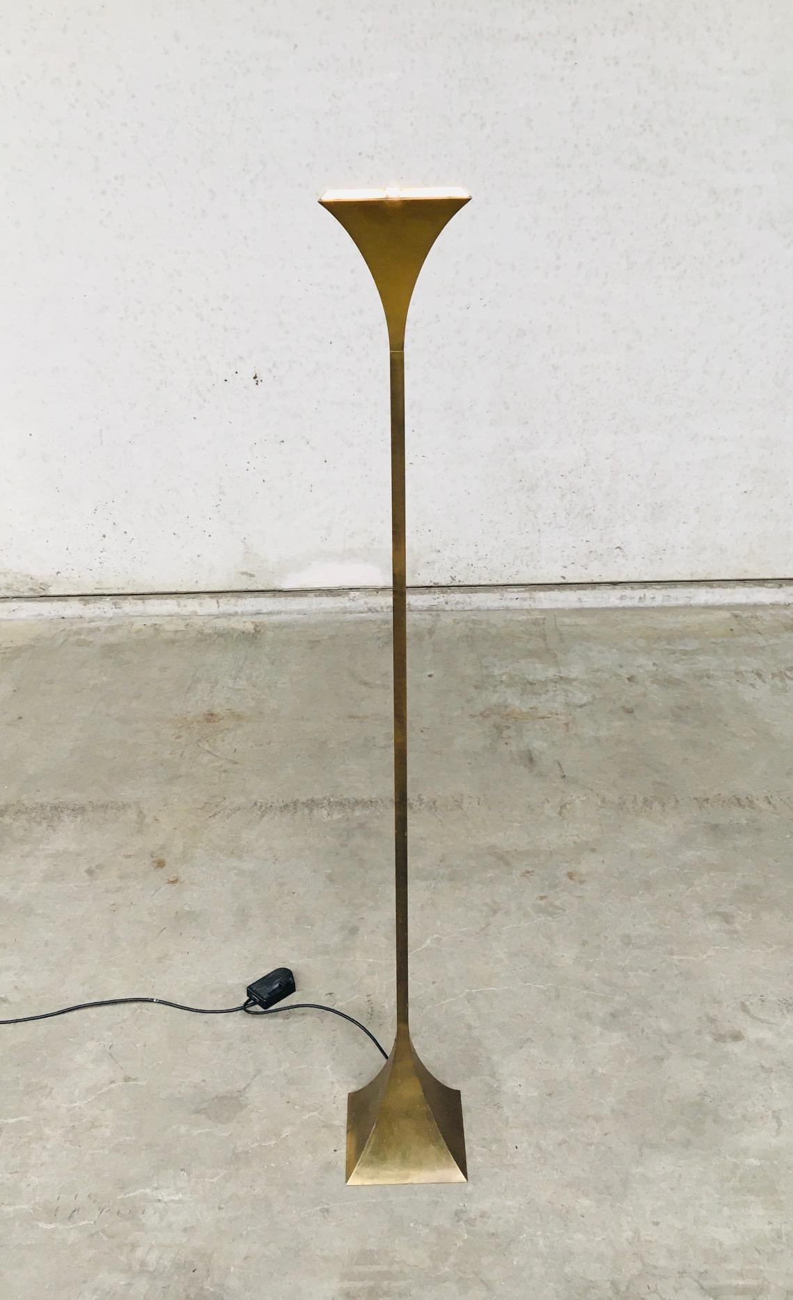 Lampada da terra Torchiere scanalata in ottone dal design postmoderno di Relco, Italia anni '80 in vendita 1