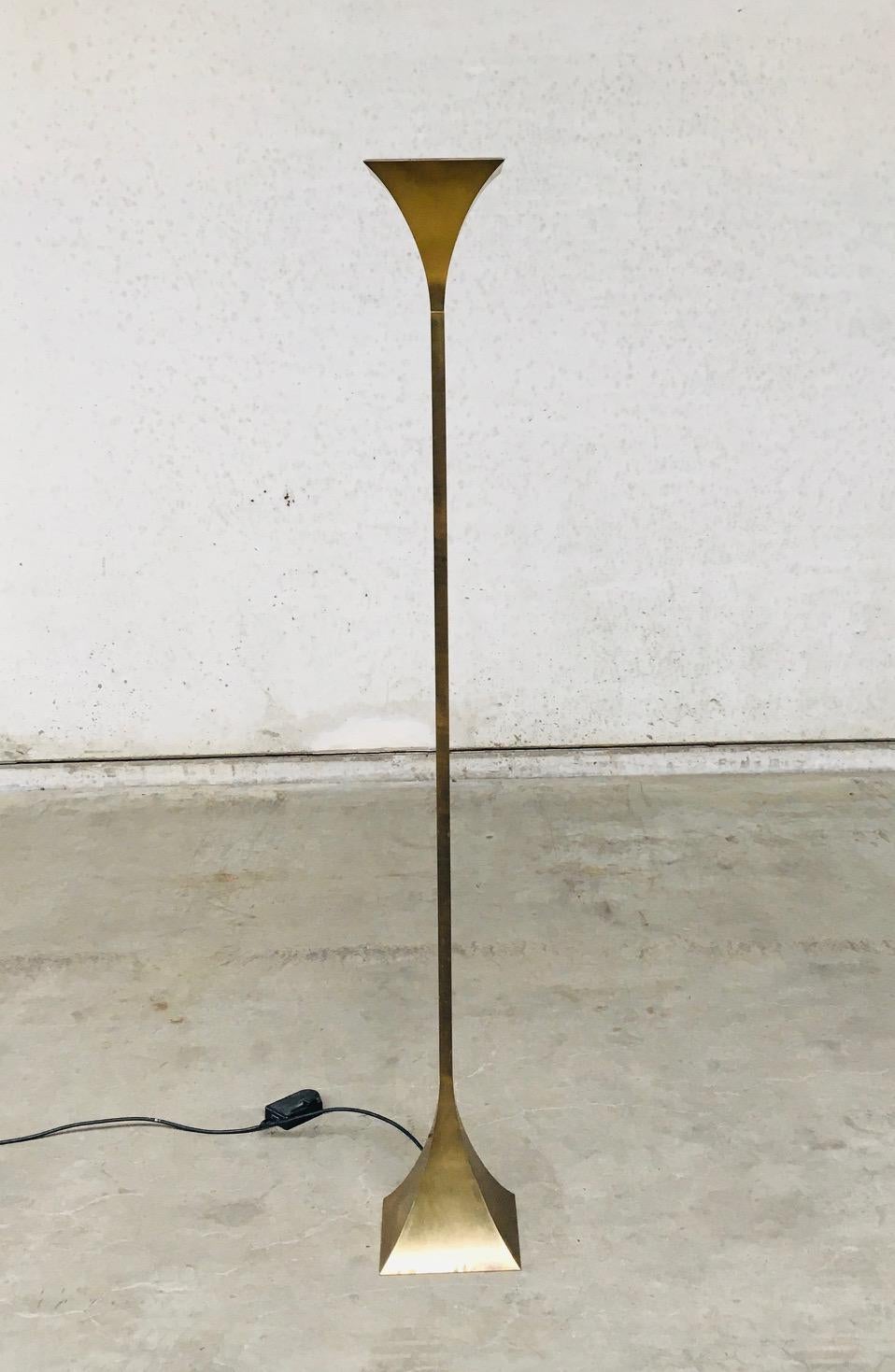 Lampada da terra Torchiere scanalata in ottone dal design postmoderno di Relco, Italia anni '80 in vendita 2