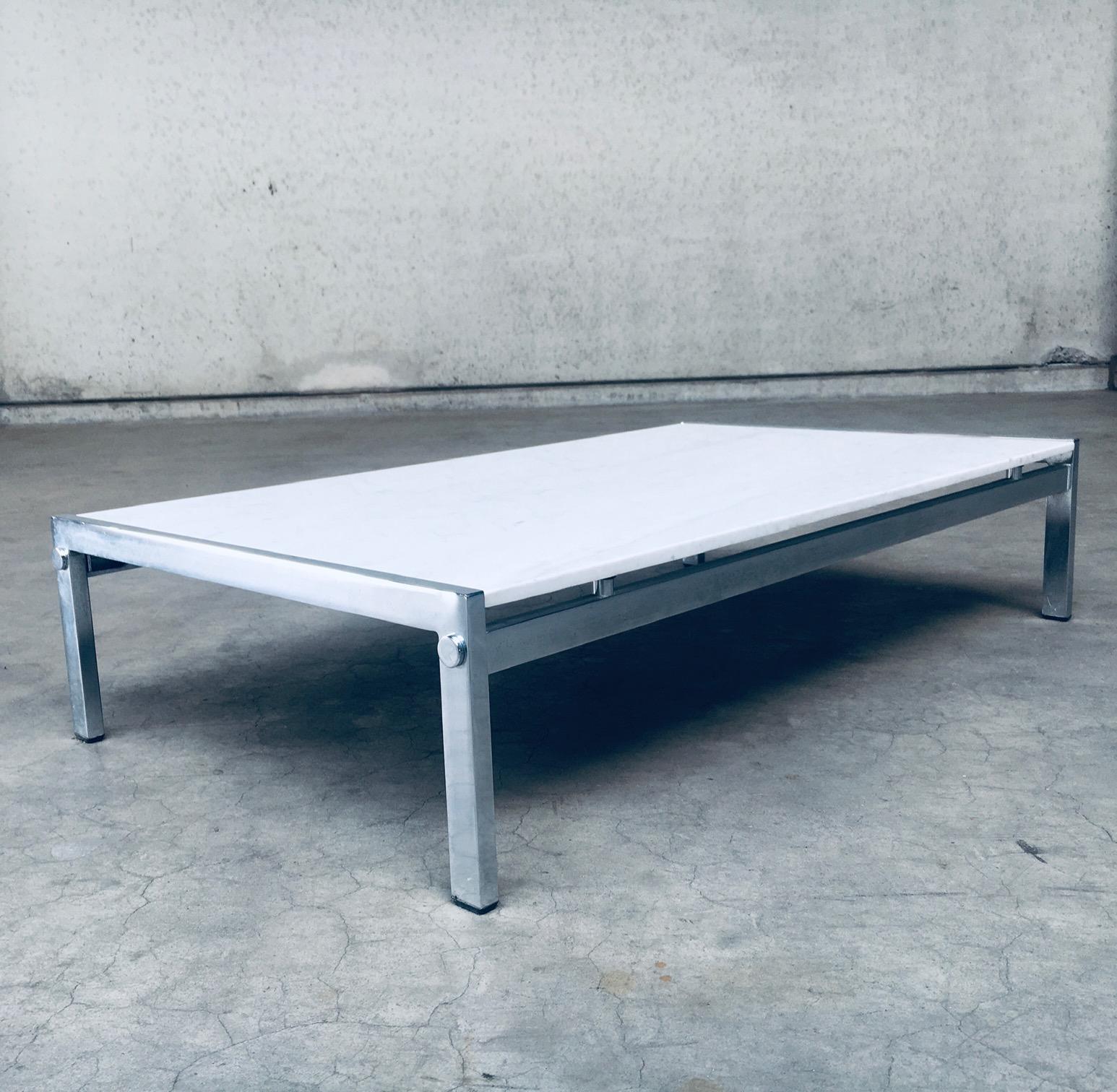 Postmodern Design Carrara Marble Low Coffee Table, Italy 1970's In Good Condition For Sale In Oud-Turnhout, VAN
