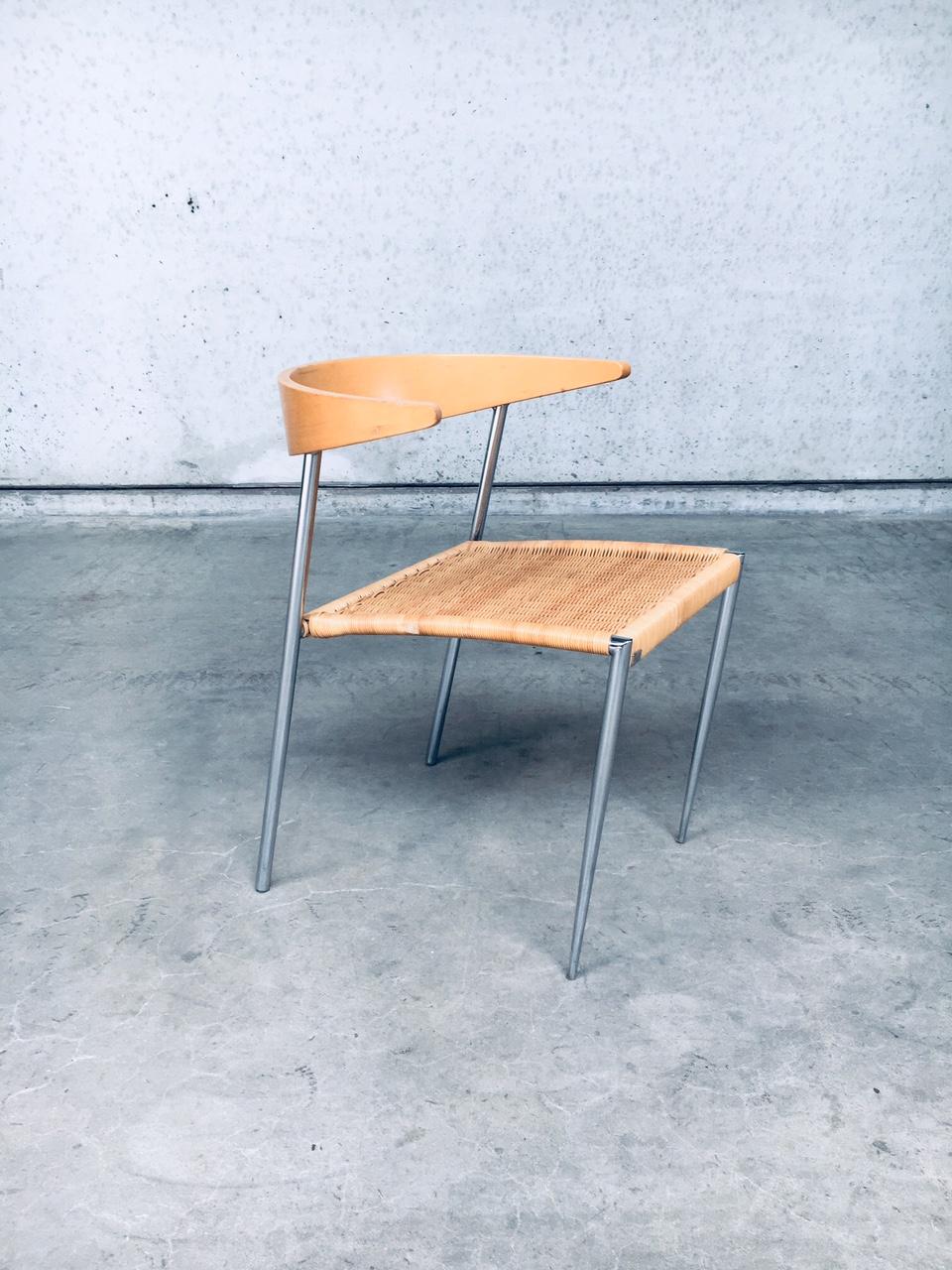 Chaise à manger de design italien postmoderne par Pierantonio Bonacina, fabriquée en Italie dans les années 1990. Dossier en bois pressé en forme de tête de coq, assise en rotin tressé et base en métal chromé. Peut être utilisé comme chaise de