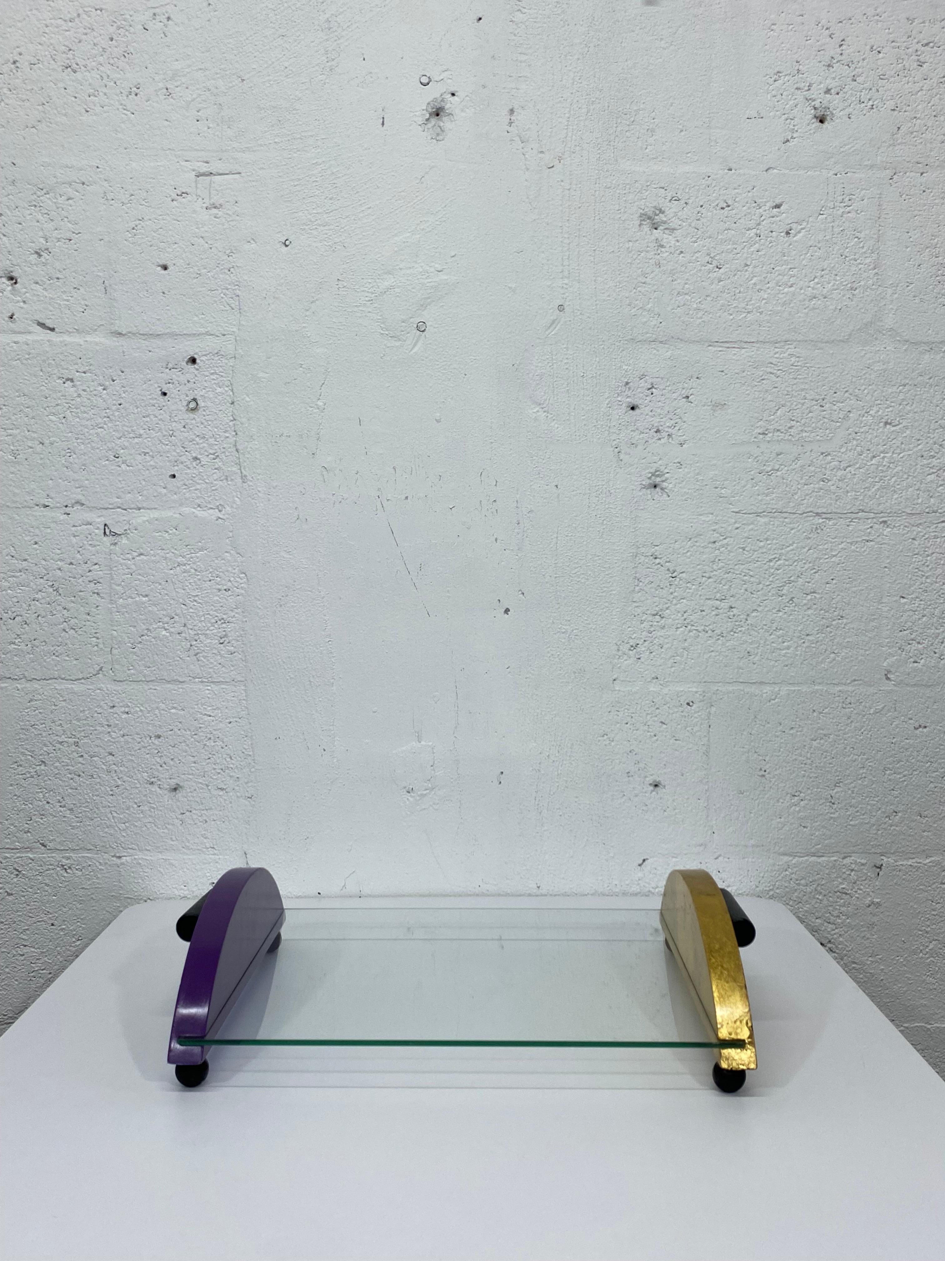 Plateau de service en verre et bois de conception postmoderne avec poignées par Thor, 1996. Un côté est en feuille d'or et l'autre en violet.