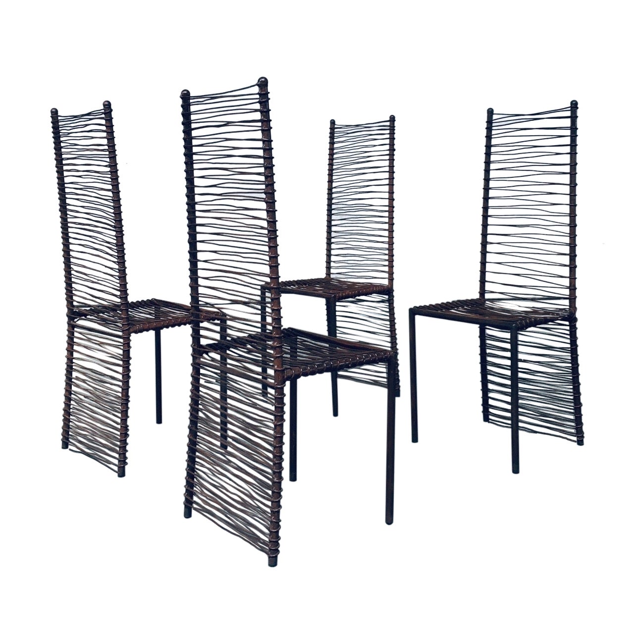 Ensemble de chaises à haut dossier en fer artisanal de conception postmoderne, années 1980