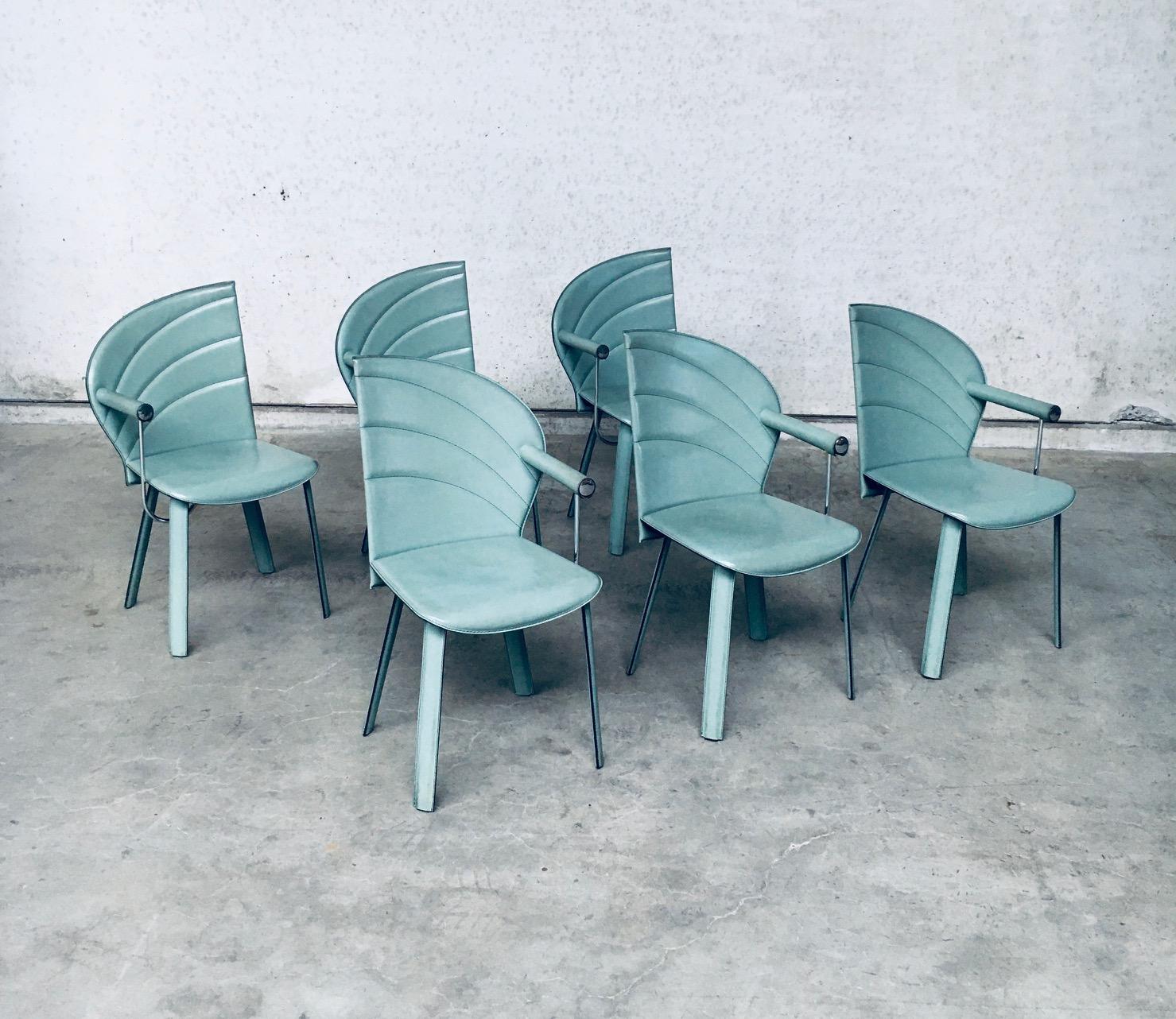 Vintage Postmodern Italian Design Leather covered Dining Chair set of 6 by Mario Morbidelli for Naos. Fabriqué en Italie, années 1980. Cuir de couleur vert pétrole sur structure métallique. 3 chaises ont un accoudoir gauche, 3 chaises ont un