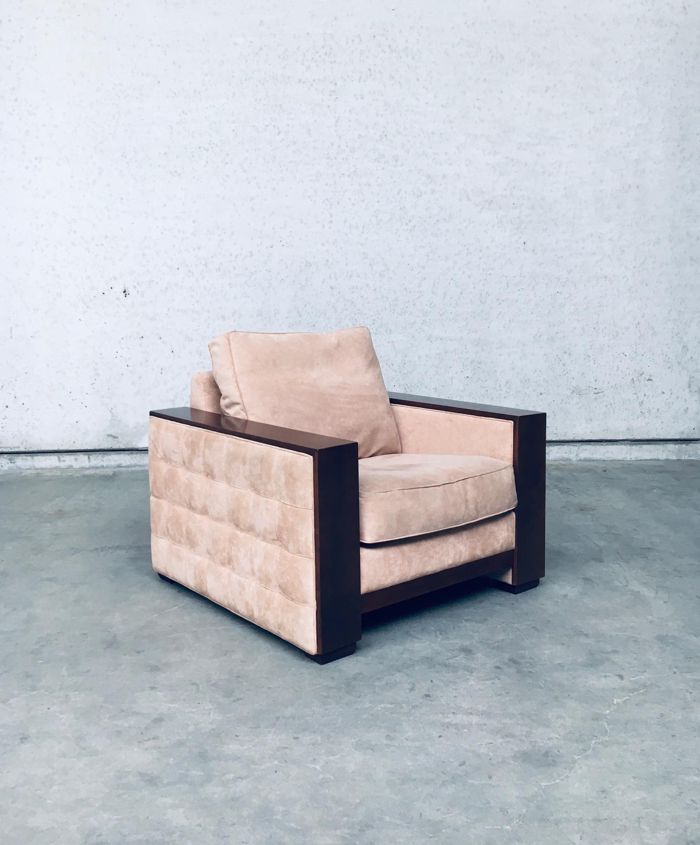 Vintage Postmodern French Design XL Square Fauteuil Lounge Chair by Roche Bobois, made in France 1980's. Cuir suédé alcantara rose saumon avec cadre en bois de hêtre teinté plus foncé. Fauteuil de qualité supérieure en très bon état d'origine.