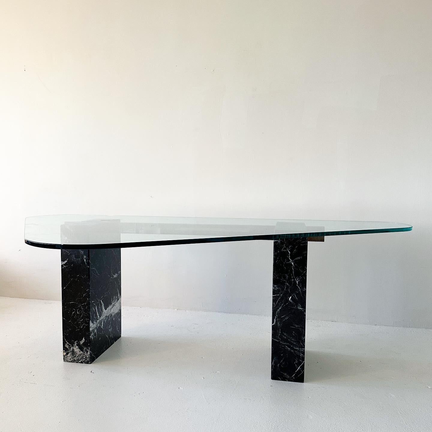 Postmoderner Schreibtisch / Esstisch mit abgerundeter dreieckiger Glasplatte und Marmorbeinen (Unbekannt) im Angebot