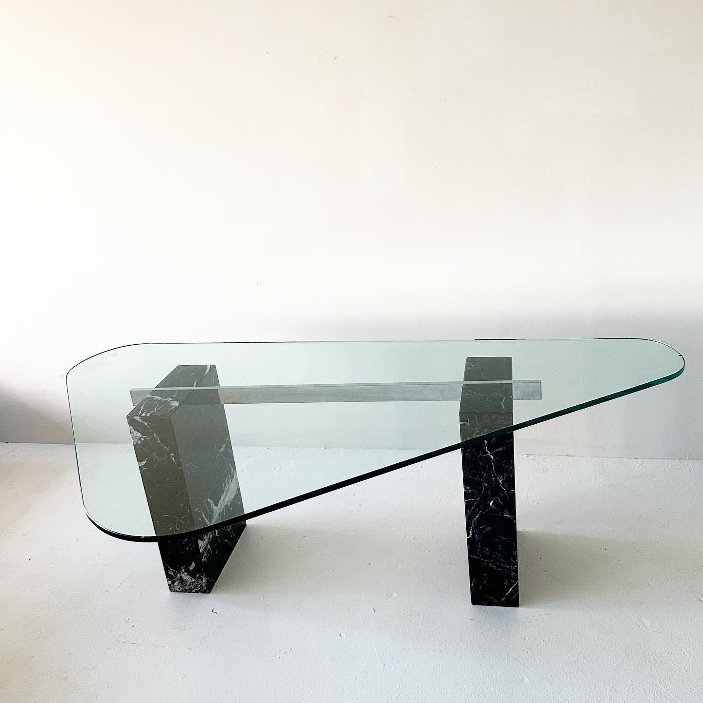 Inconnu Table de bureau/de salle à manger postmoderne avec plateau triangulaire arrondi en verre et pieds en marbre en vente