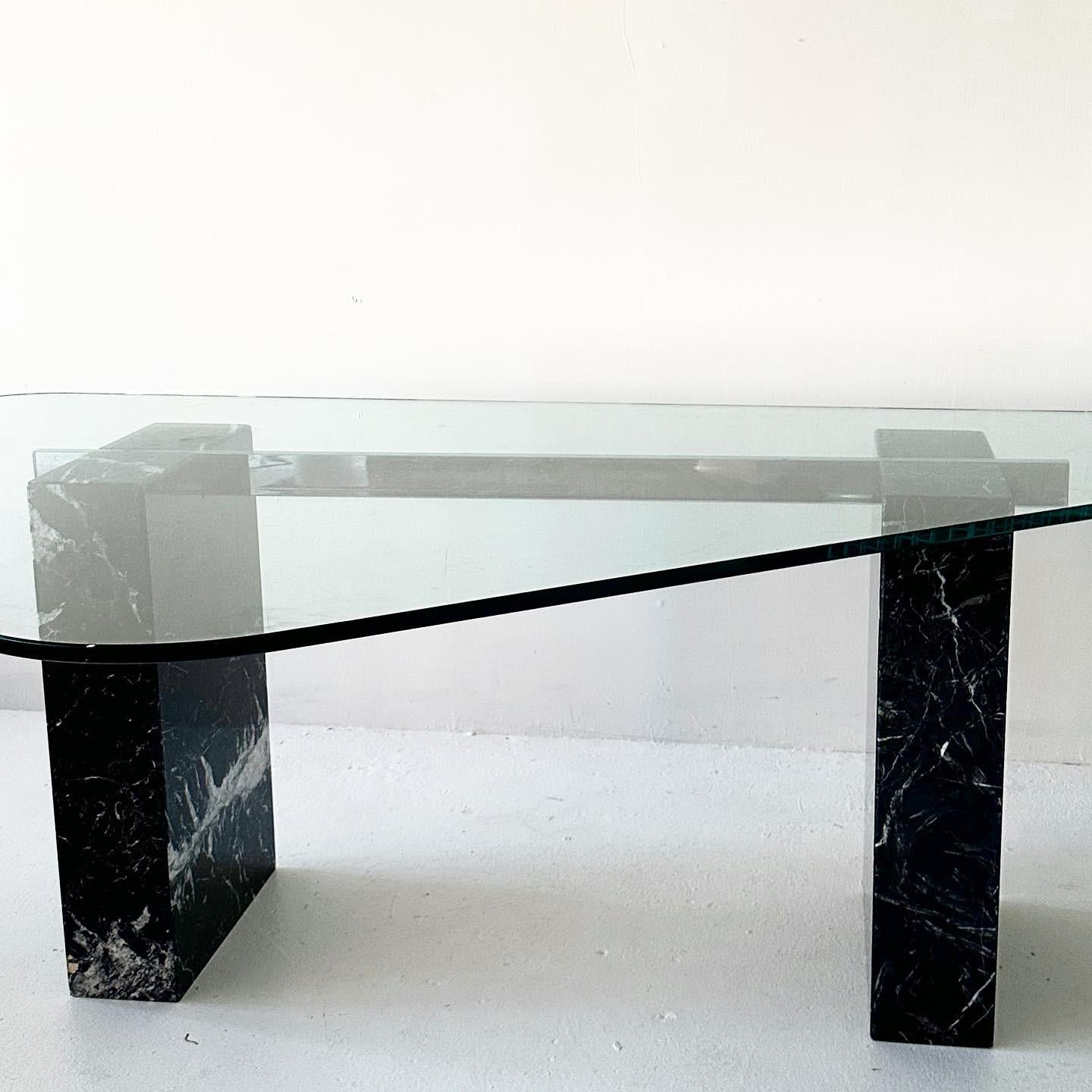 Postmoderner Schreibtisch / Esstisch mit abgerundeter dreieckiger Glasplatte und Marmorbeinen (20. Jahrhundert) im Angebot