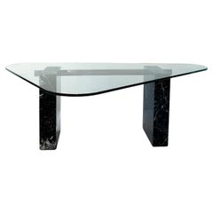 Table de bureau/de salle à manger postmoderne avec plateau triangulaire arrondi en verre et pieds en marbre