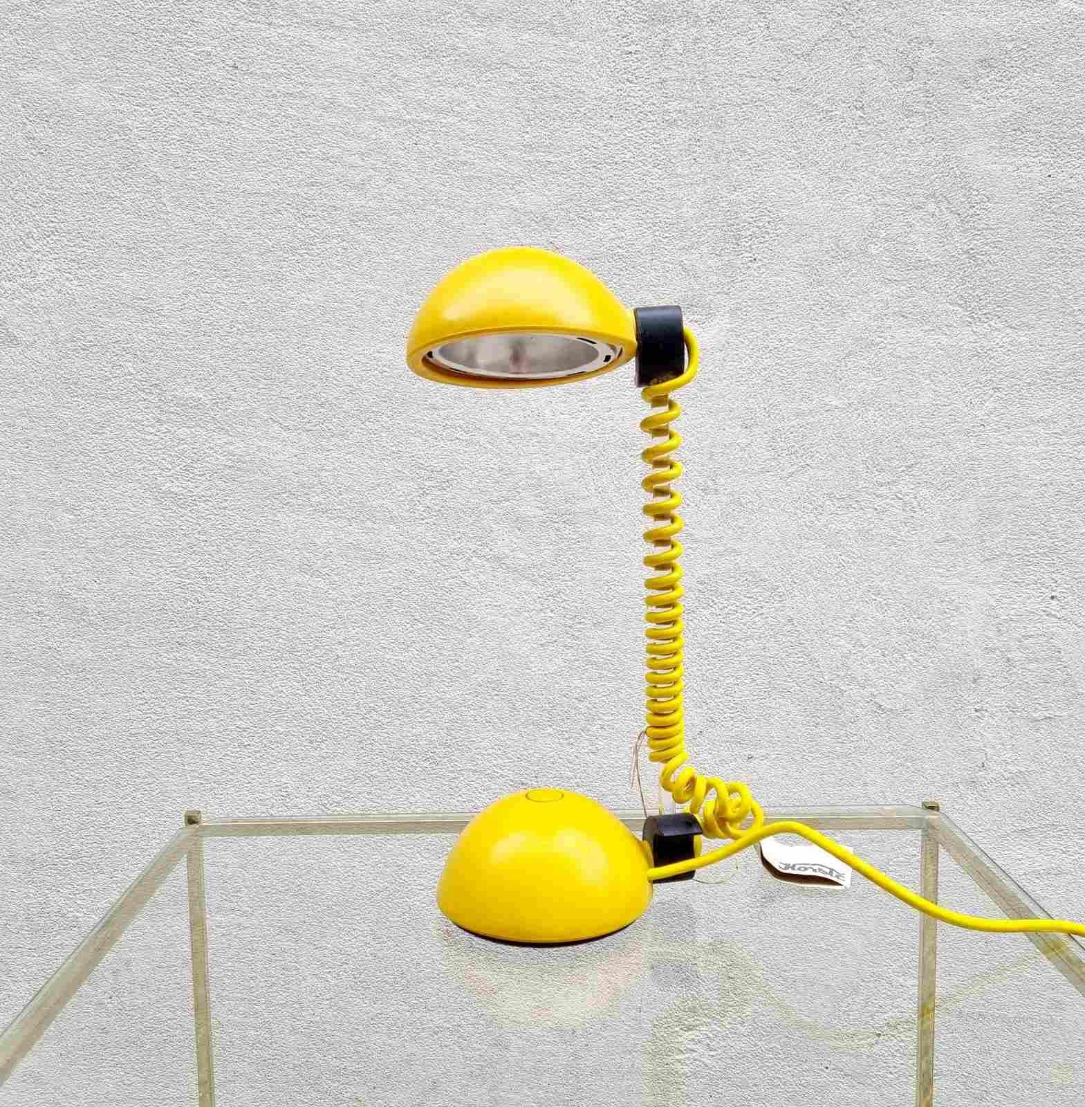 La lampada da scrivania Yellow è stata disegnata da Damiano Alberti per Ycami Collection negli anni '90.

È realizzato in gomma gialla e plexiglass.

Questa lampada è in ottime condizioni originali e vintage. Può essere utilizzato in casa, in
