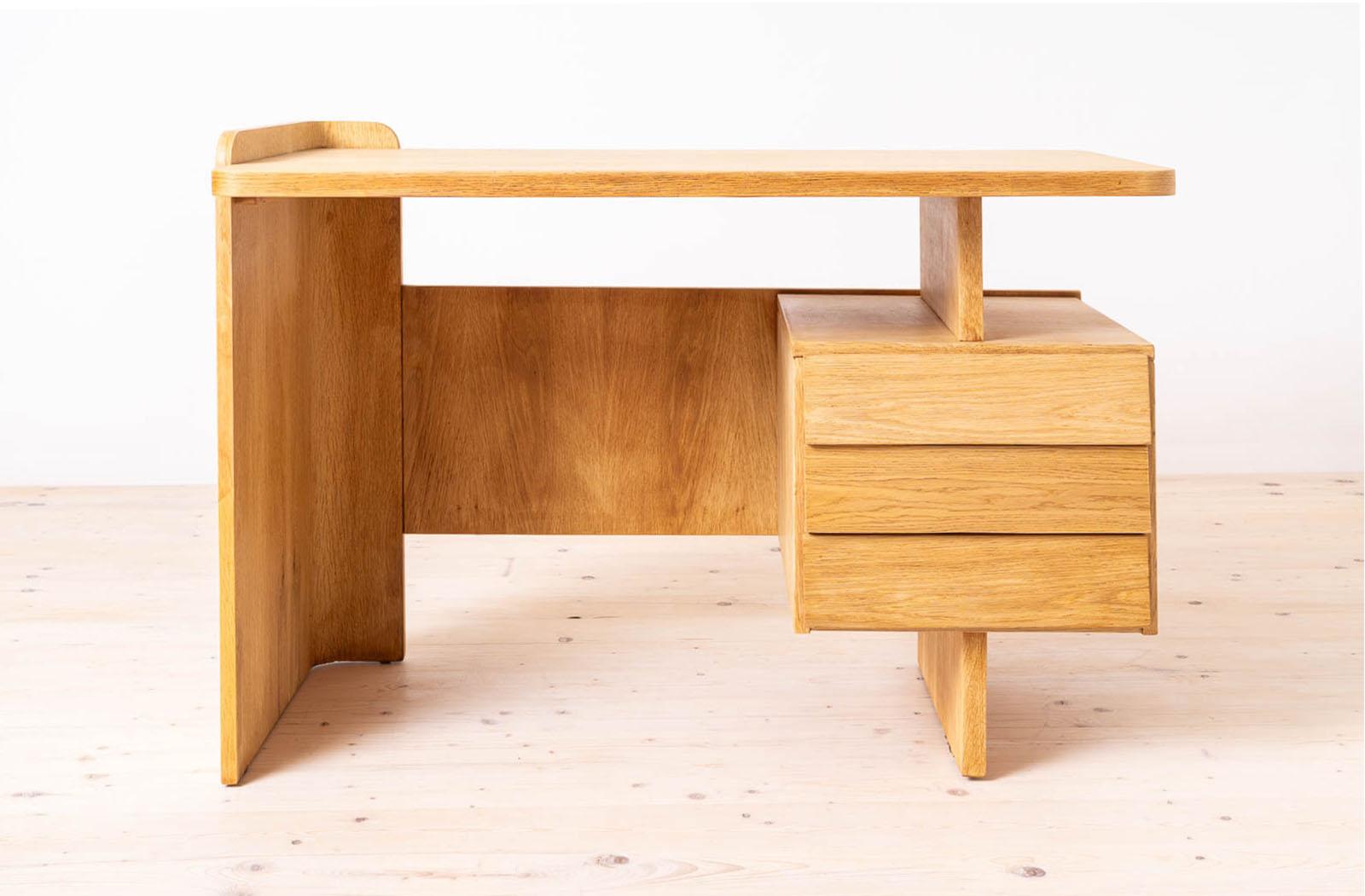 Exquisitamente fabricado en la década de 1970, este escritorio vintage muestra una armoniosa mezcla de estilo y funcionalidad. Con su diseño elegante y ligero, desprende un atractivo atemporal que se acentúa aún más con sus prácticas funciones. Con