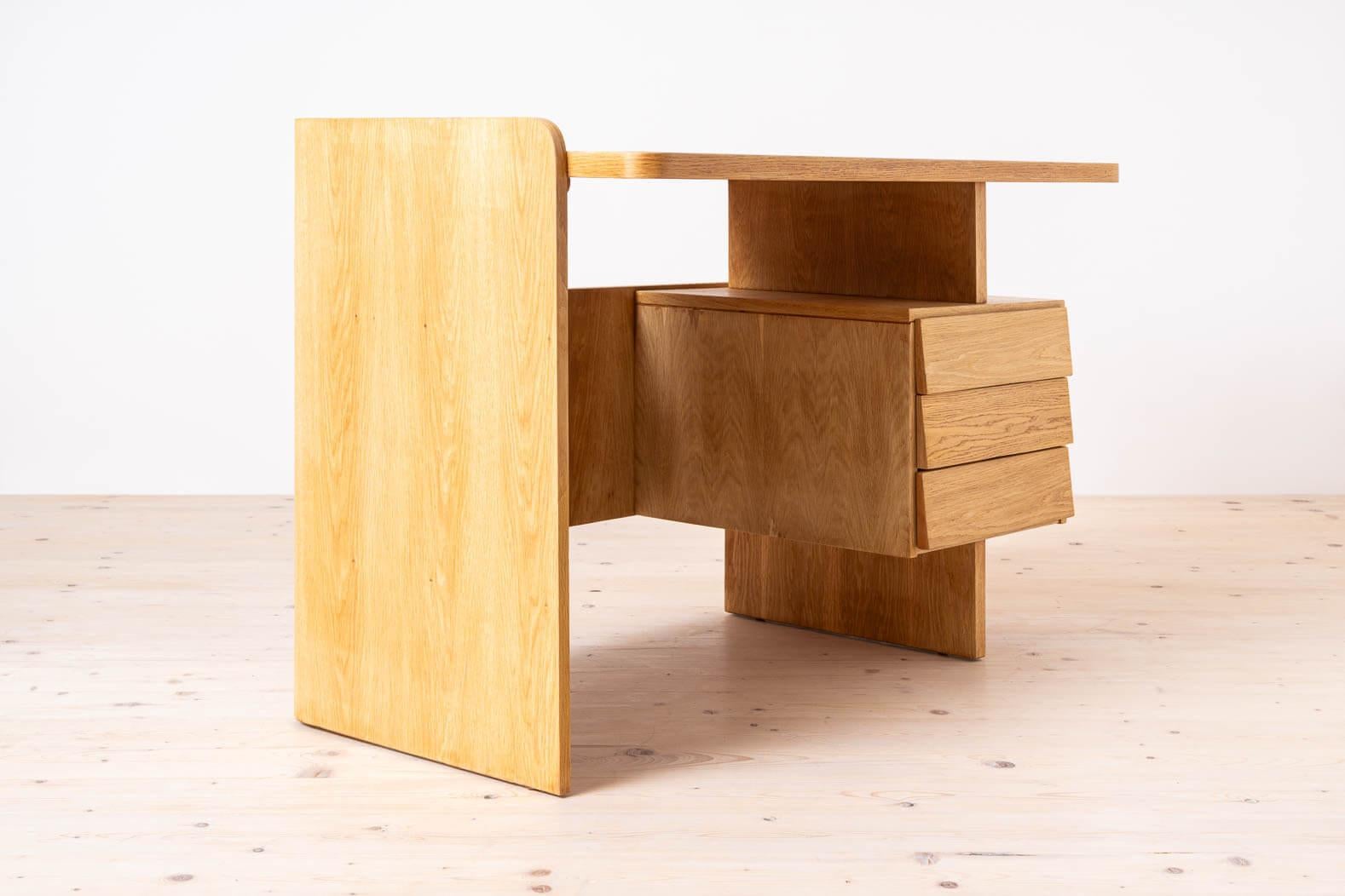 Escritorio postmoderno, Mesa de escritorio de Bohumil Landsman, años 70, totalmente restaurado Chapado en venta