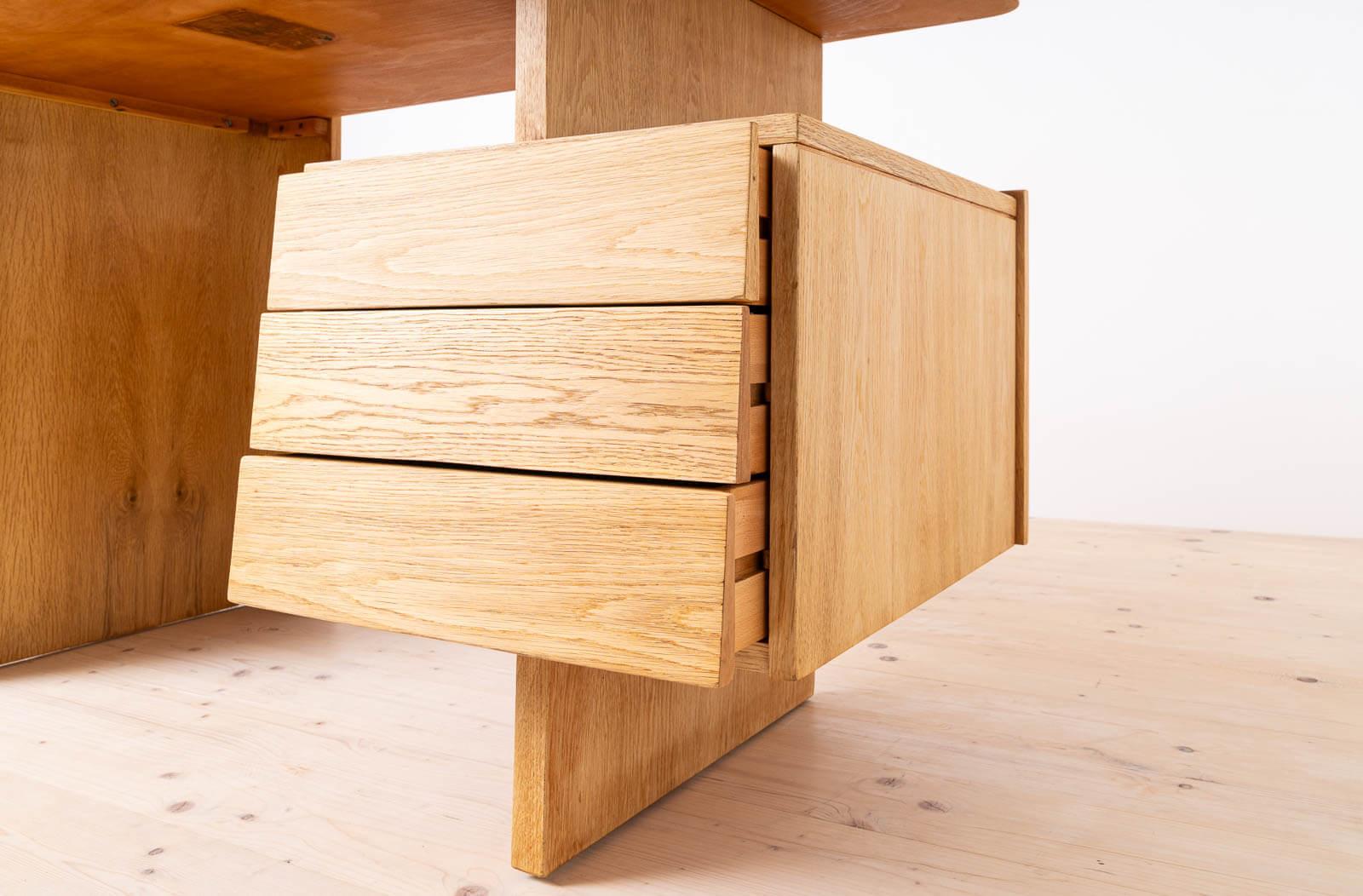 Escritorio postmoderno, Mesa de escritorio de Bohumil Landsman, años 70, totalmente restaurado finales del siglo XX en venta