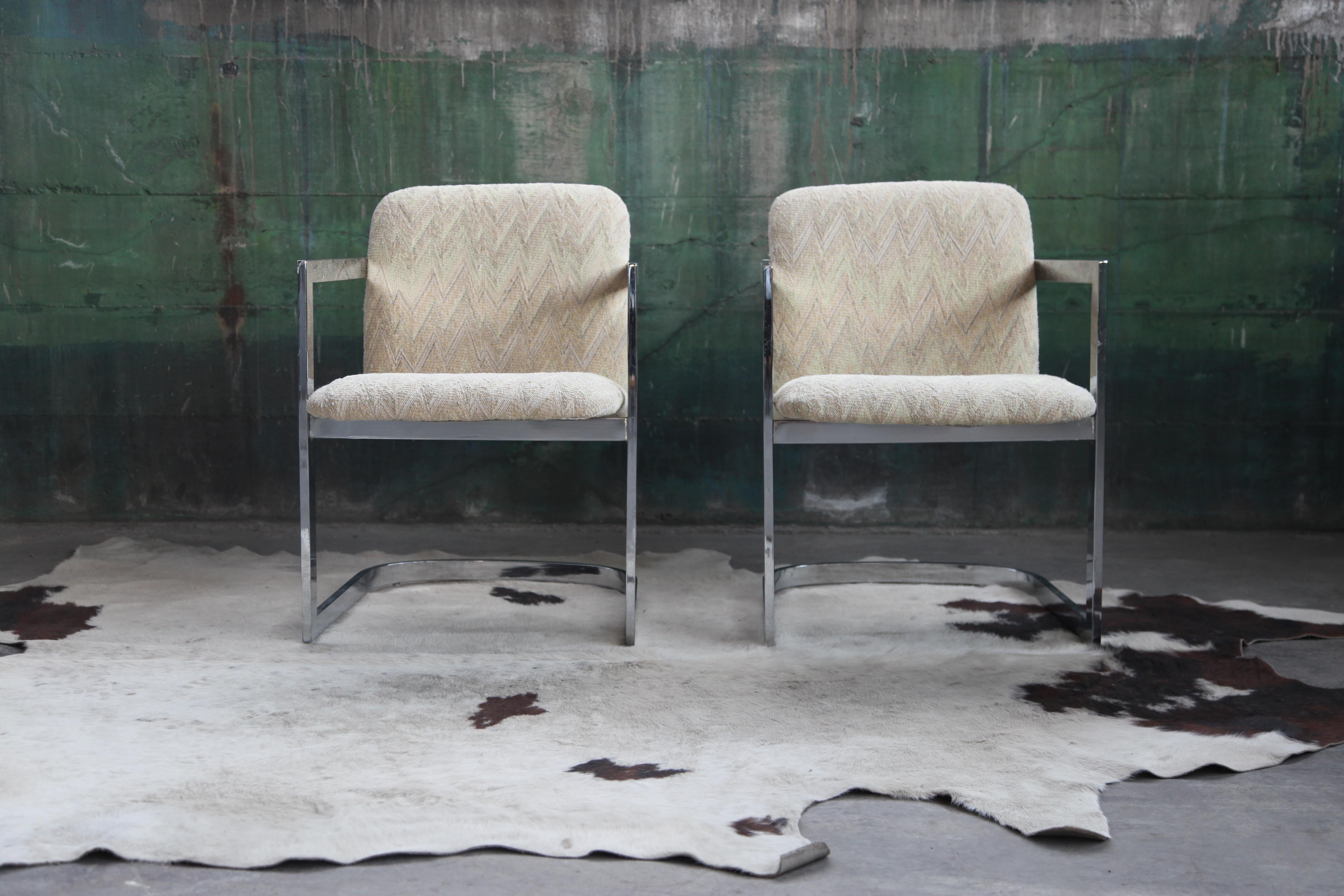 Une paire élégante et sexy de chaises chromées en porte-à-faux conçues par l'emblématique designer Milo Baughman. Chaque chaise est vendue individuellement et il y en a deux de disponibles.

Des lignes épurées, modernes et sculpturales se dégagent