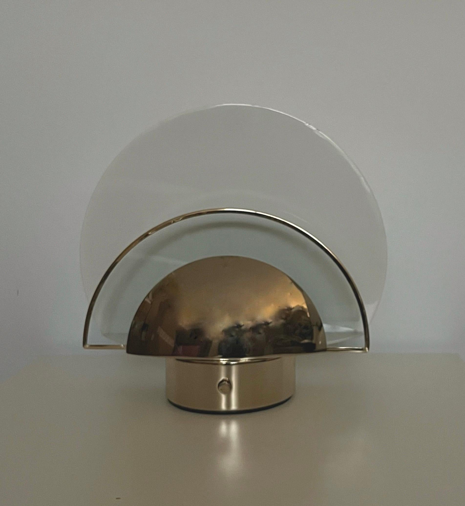 Lampe de table postmoderne chic et cool en métal Gold White de Leonardo Marelli pour Estiluz. Ce luminaire a été conçu et fabriqué à Barcelone (Espagne) par Estiluz dans les années 1980.
L'étiquette d'origine 