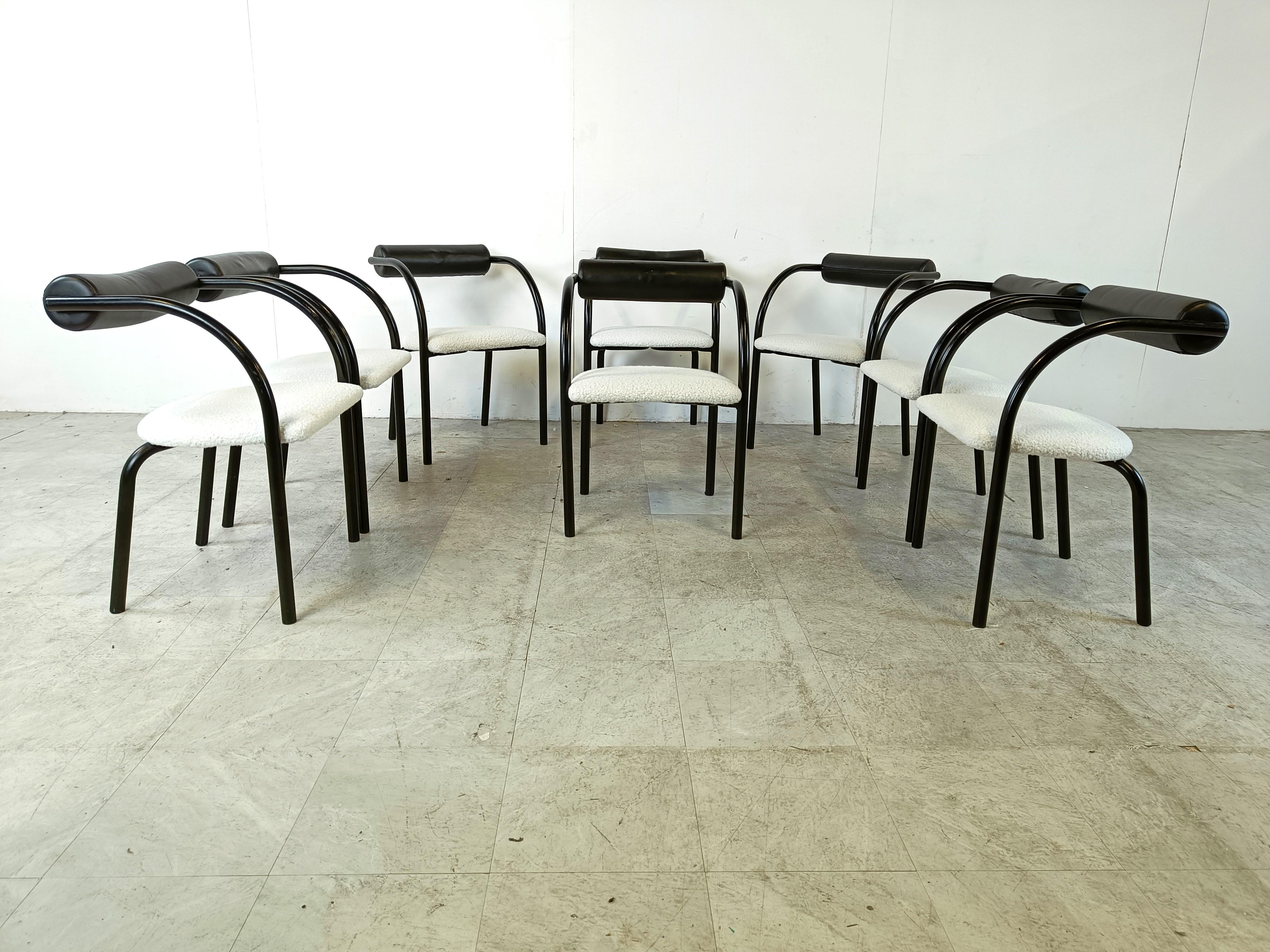 Post modern dining chairs with black lacquered metal tubular frames, black leather cushion  on the backrest and white bouclé fabric seats.

The black and white look makes the chairs stand out. 

Attractive, timeless design 

Good condition

1980s -
