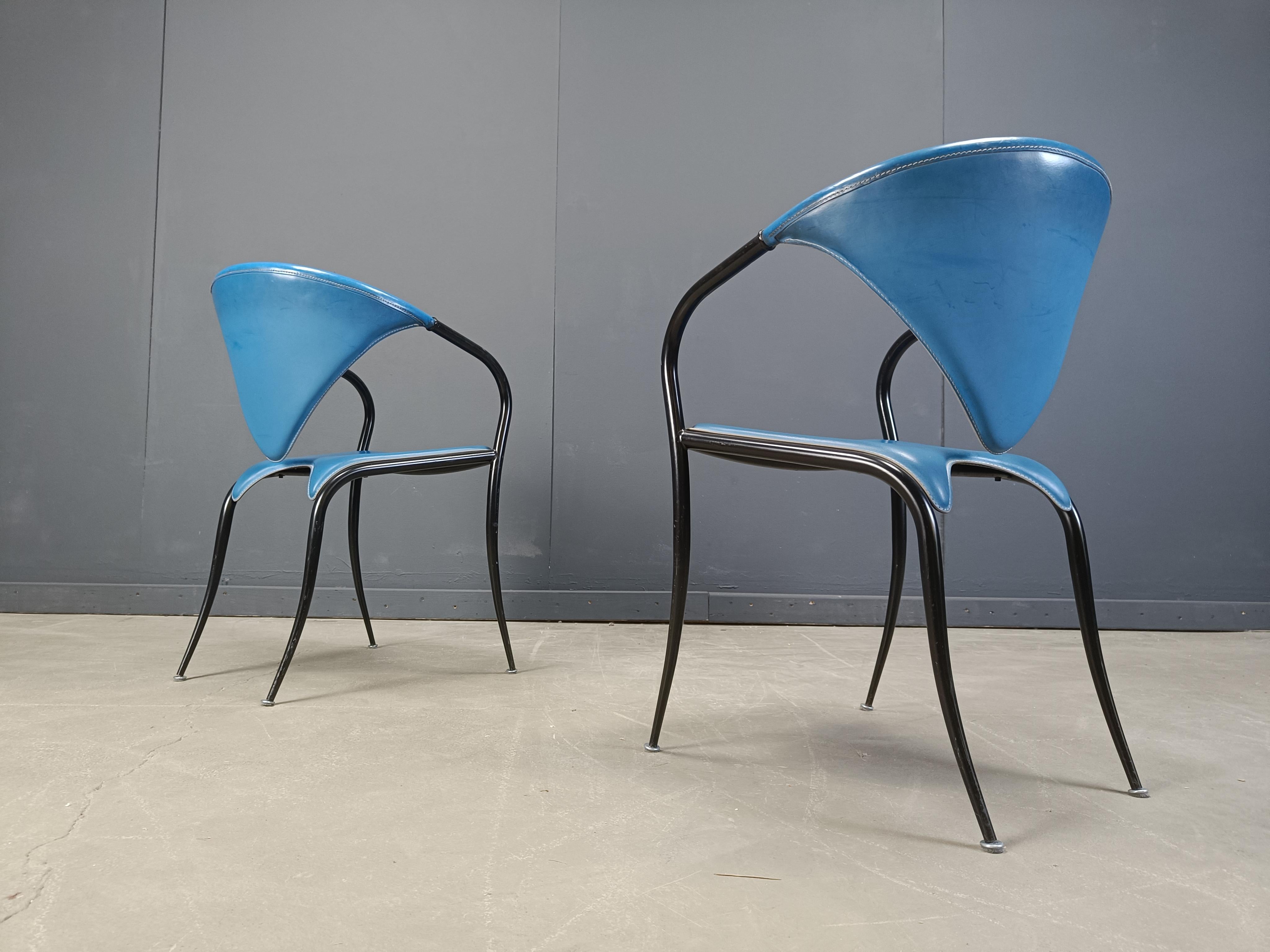 Gran juego de sillas de comedor de diseño postmoderno de Naos Italia con estructura de metal negro y tapicería de piel azul.

Un diseño postmoderno muy elegante.

años 80 - Italia

Buen estado general, con el desgaste normal propio de la