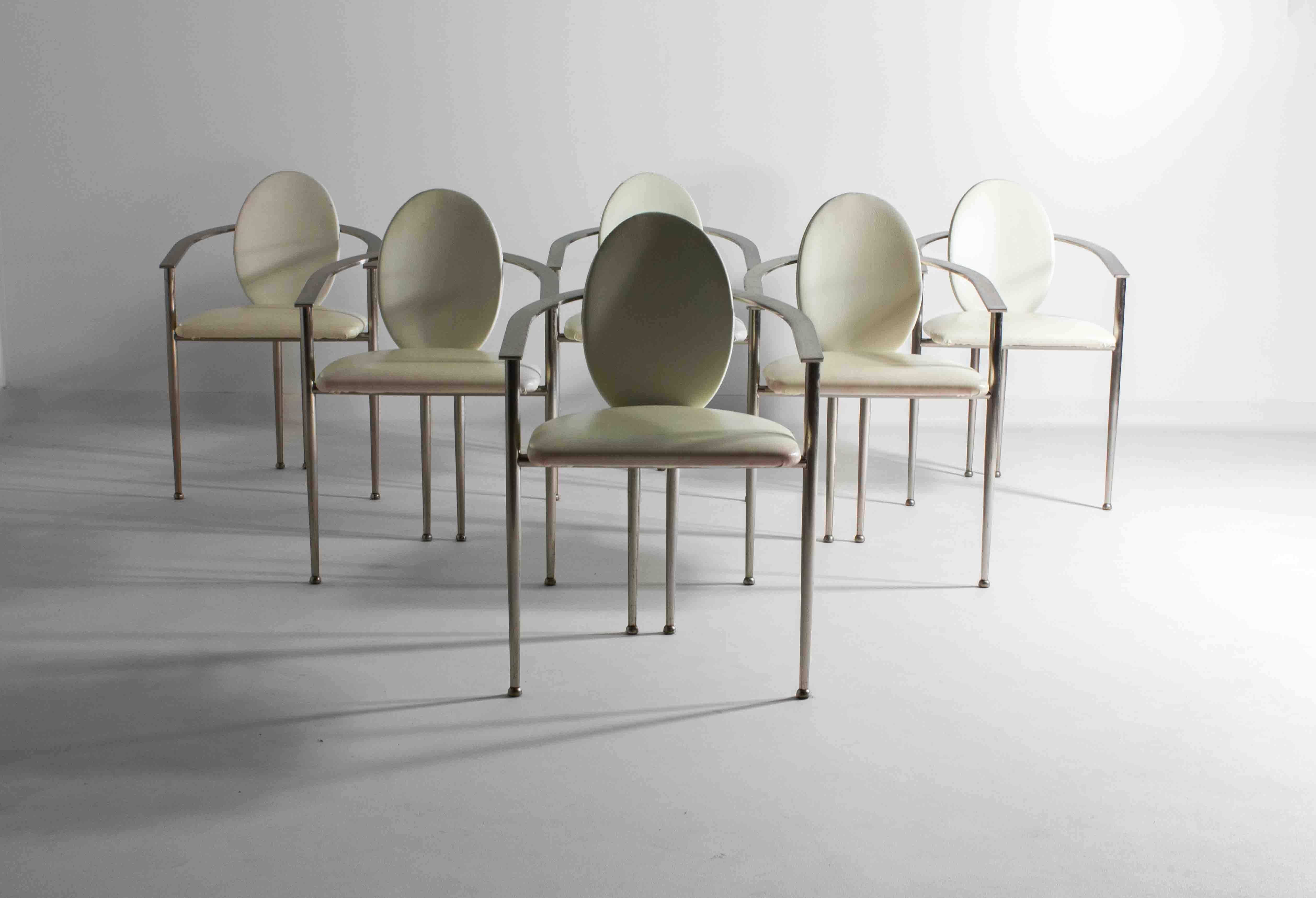 Ein einzigartiges Set aus sechs postmodernen Esszimmerstühlen von Belgochrom aus den 80er Jahren, gepolstert mit weißem Leder und getragen von einem Gestell aus gebürstetem Stahl. Diese schweren Stühle vereinen Stil und Funktionalität auf perfekte