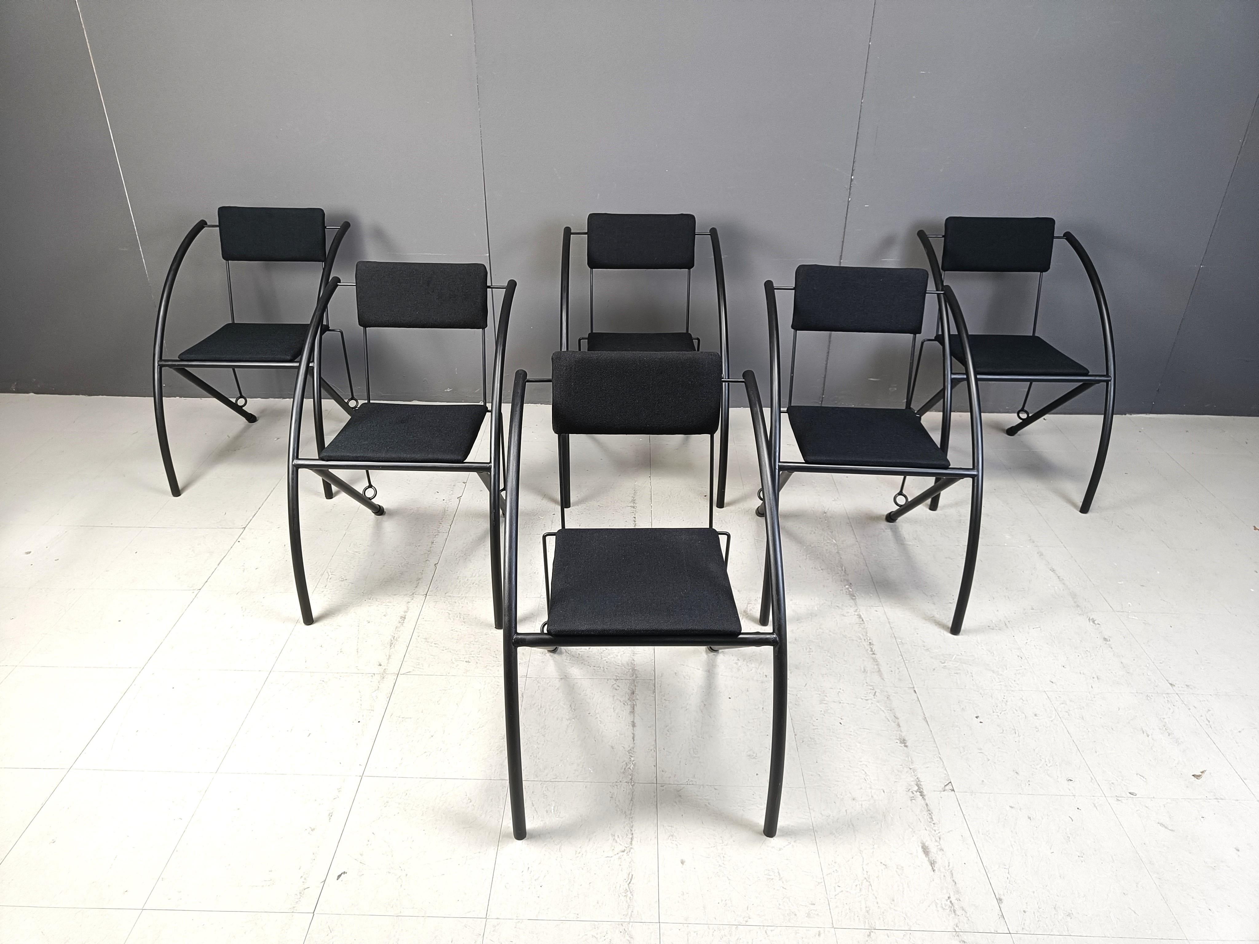 Set vintage di 6 sedie da pranzo postmoderne con struttura in metallo nero e sedute in tessuto nero appena imbottite.

Splendido design senza tempo.

Buono stato

Le sedie sono impilabili

Anni '80 - Paesi Bassi

Dimensioni:
Altezza: 78