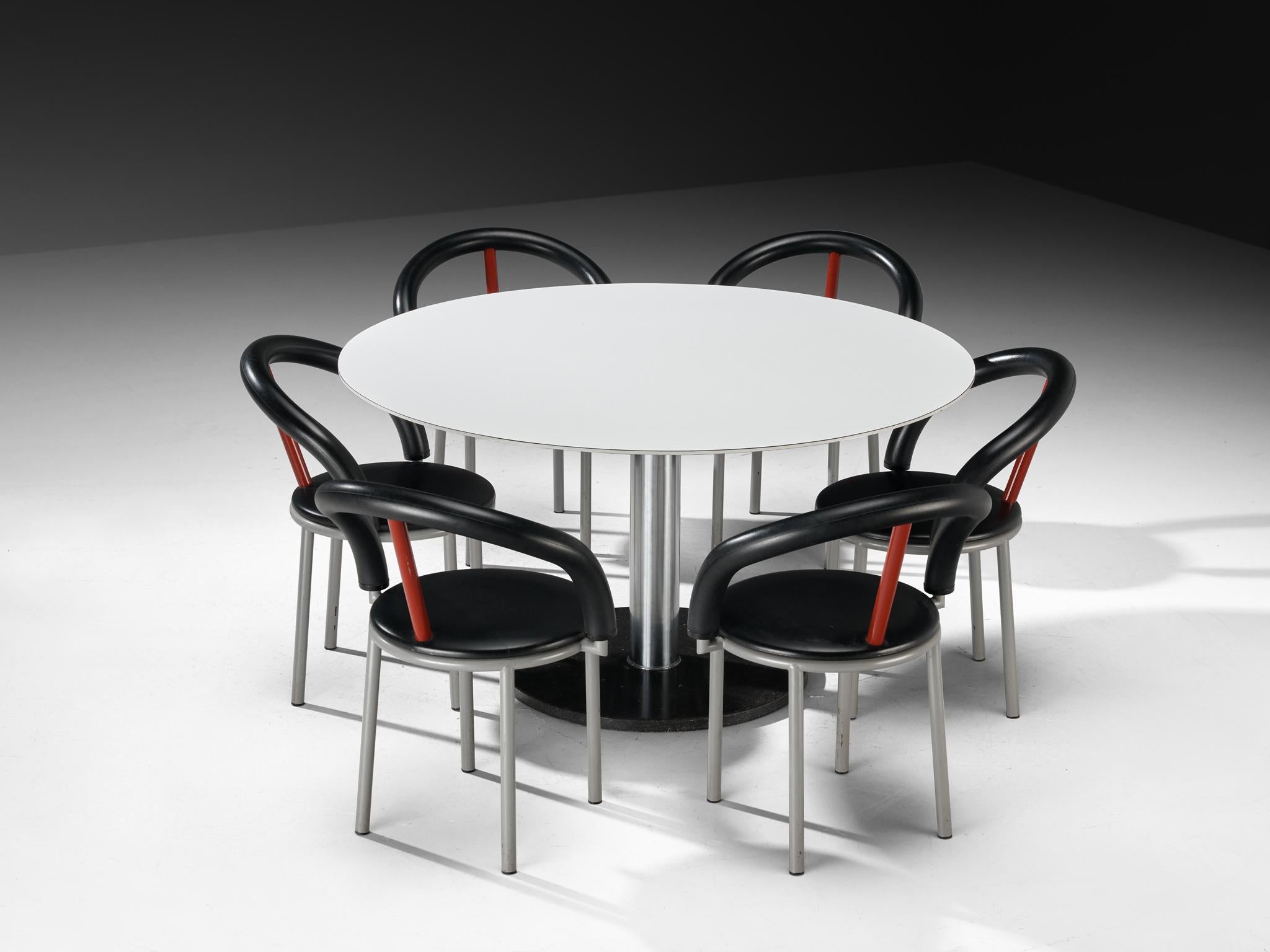 Tavolo rotondo, pietra, legno laminato, metallo cromato, Europa, anni '1970

Realizzato in Europa negli anni '70, questo tavolo rotondo presenta un design minimalista con una forte presenza di materiali. La base è realizzata in pietra massiccia di