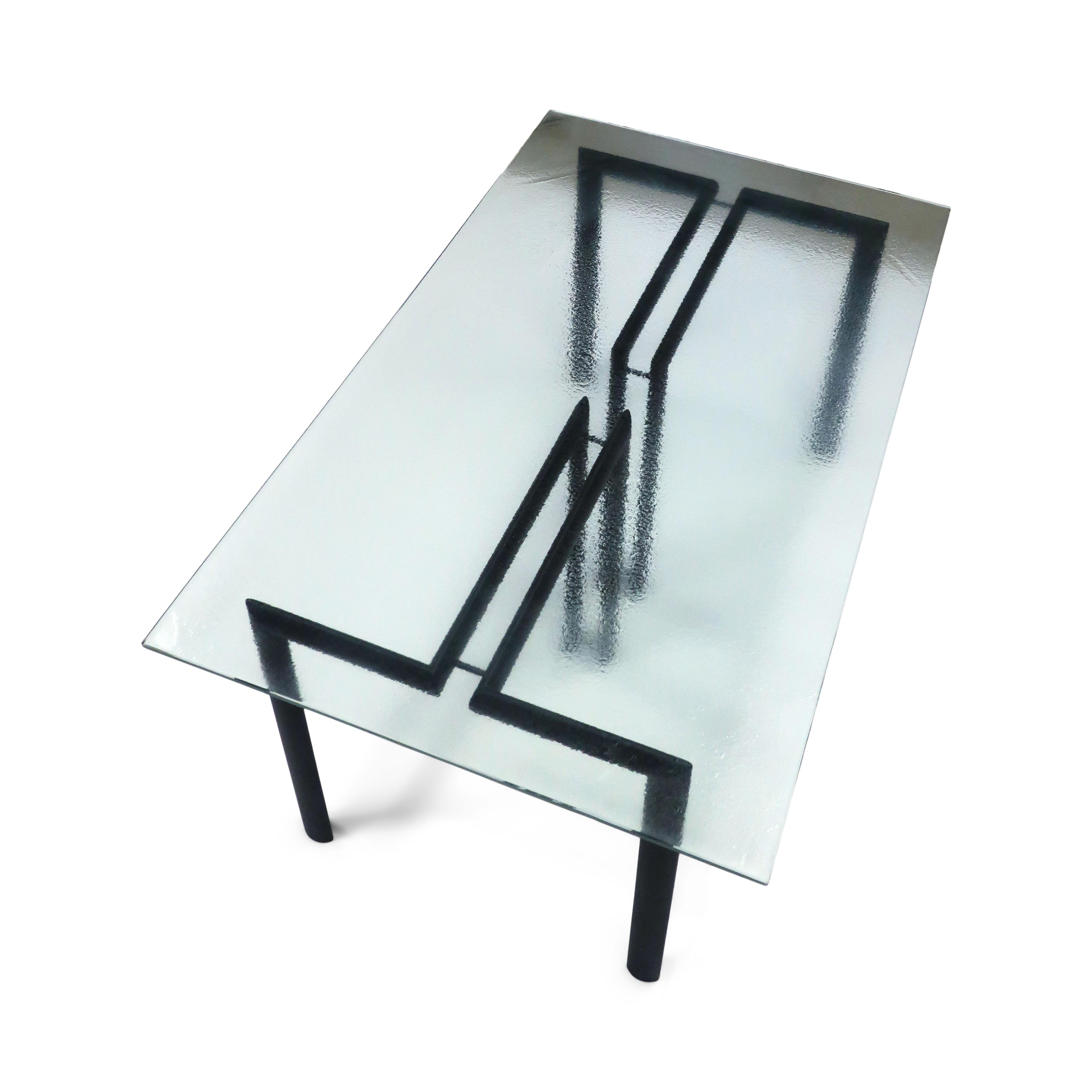 Ein schöner postmoderner italienischer Tisch aus den 1980er Jahren, entworfen von Giorgio Cattelan für Cidue.  Die Basis des Tisches besteht aus zwei mattschwarz emaillierten, T-förmigen Metallteilen.  Das zweiteilige Untergestell ermöglicht die