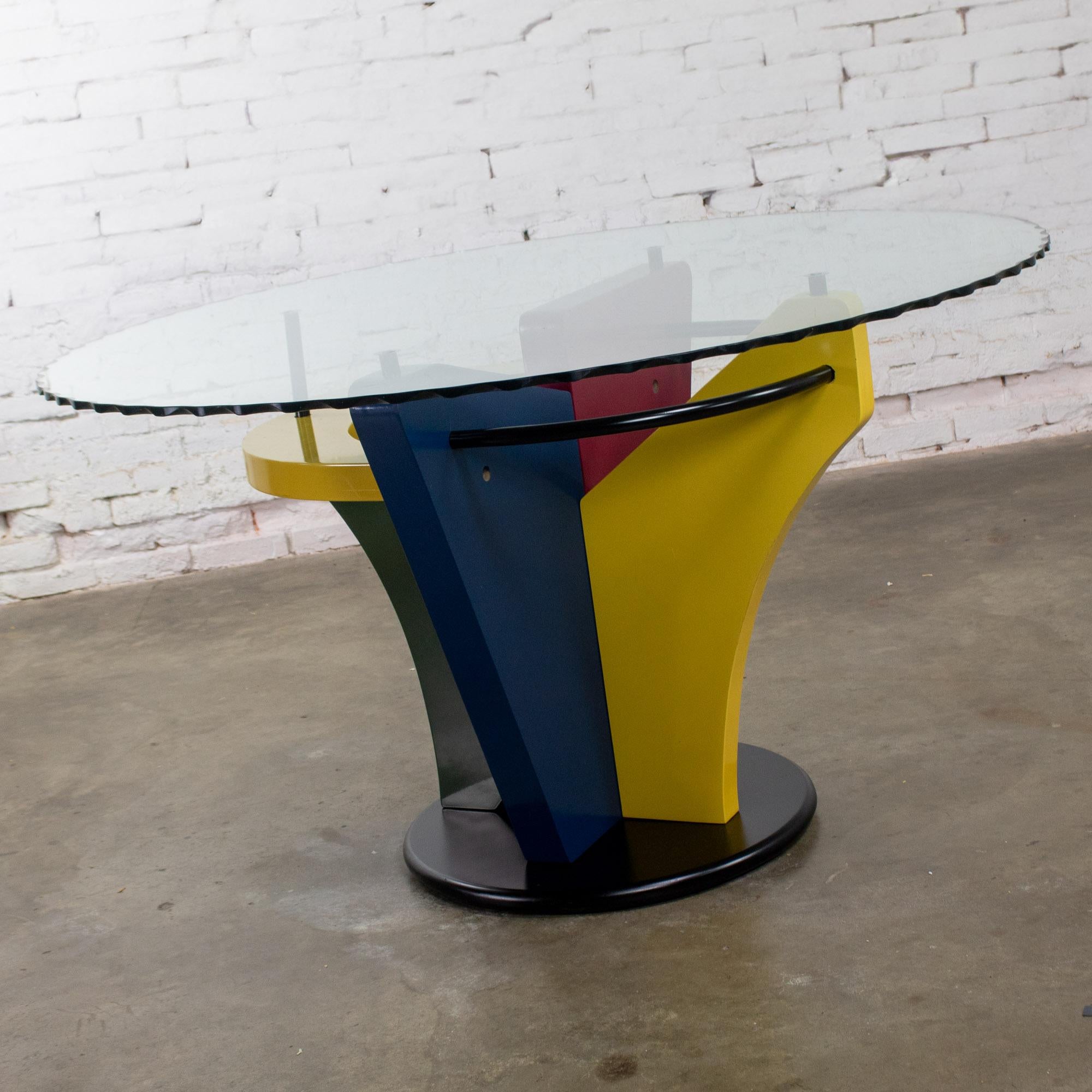 Lacquered Postmodern Dining Table Geometrical Base Round & Glass Top Style Memphis Group For Sale