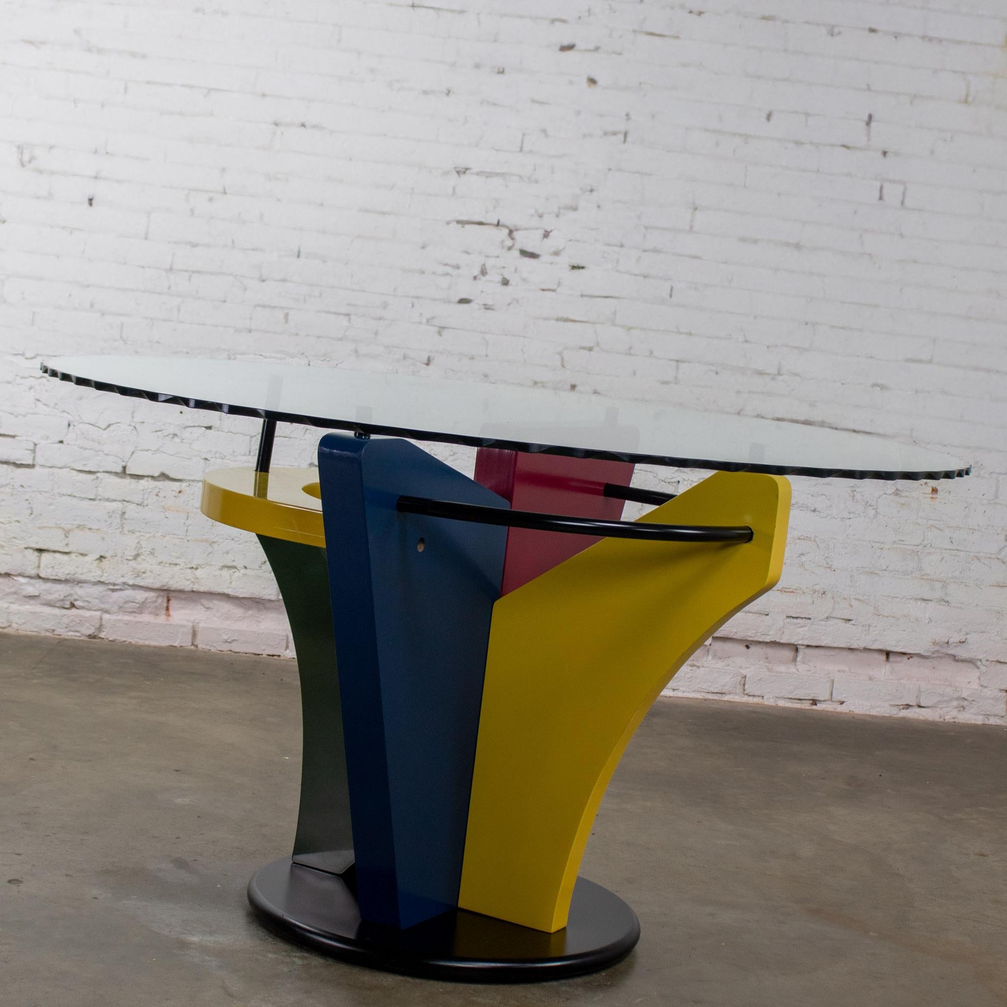 Postmodern Dining Table Geometrical Base Round & Glass Top Style Memphis Group In Good Condition For Sale In Topeka, KS