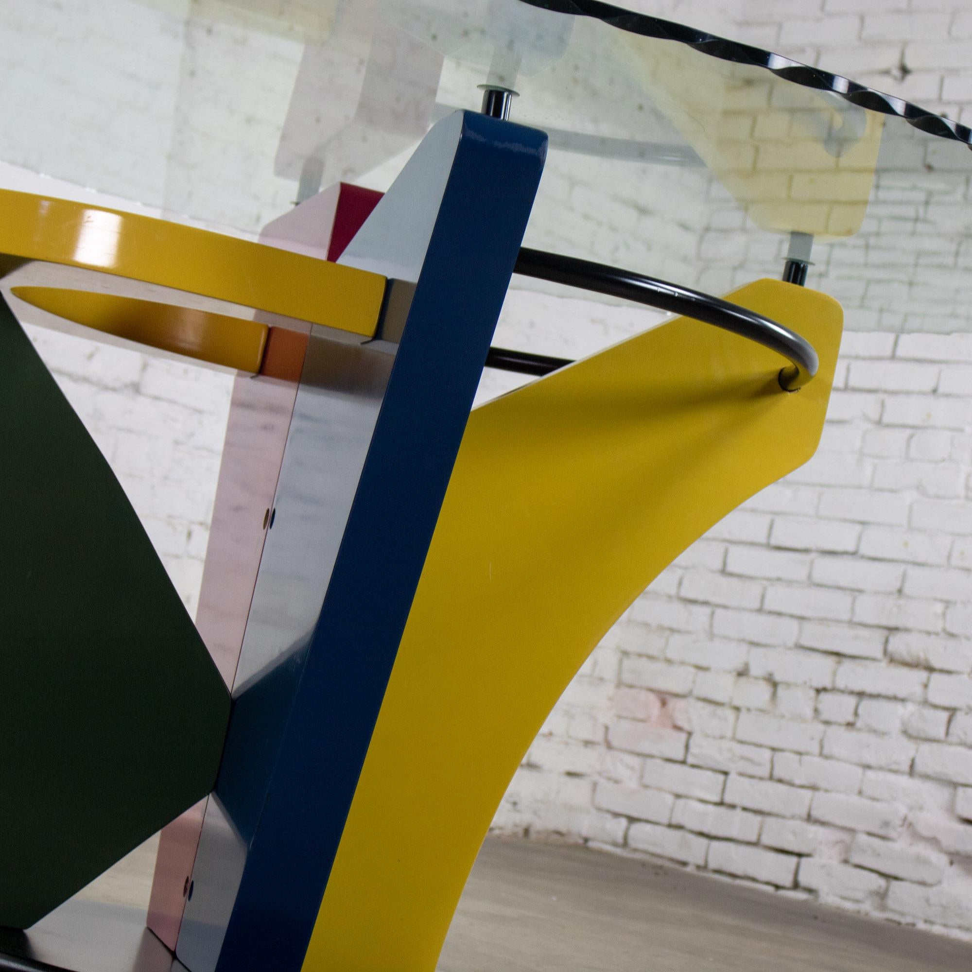 20th Century Postmodern Dining Table Geometrical Base Round & Glass Top Style Memphis Group For Sale