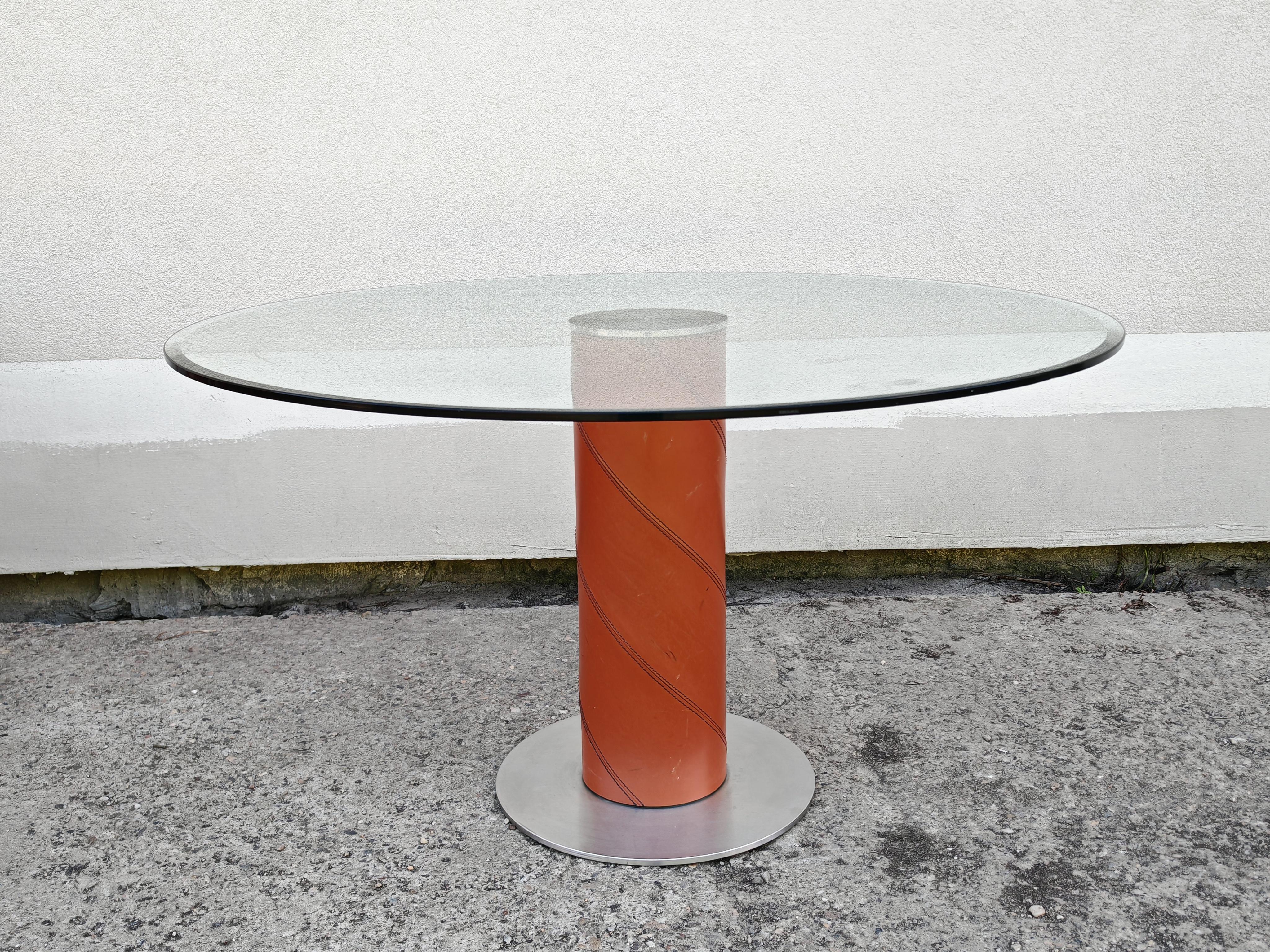 Postmoderne Table de salle à manger postmoderne en cuir et plateau de verre par Giancarlo Vegni pour Fasem en vente