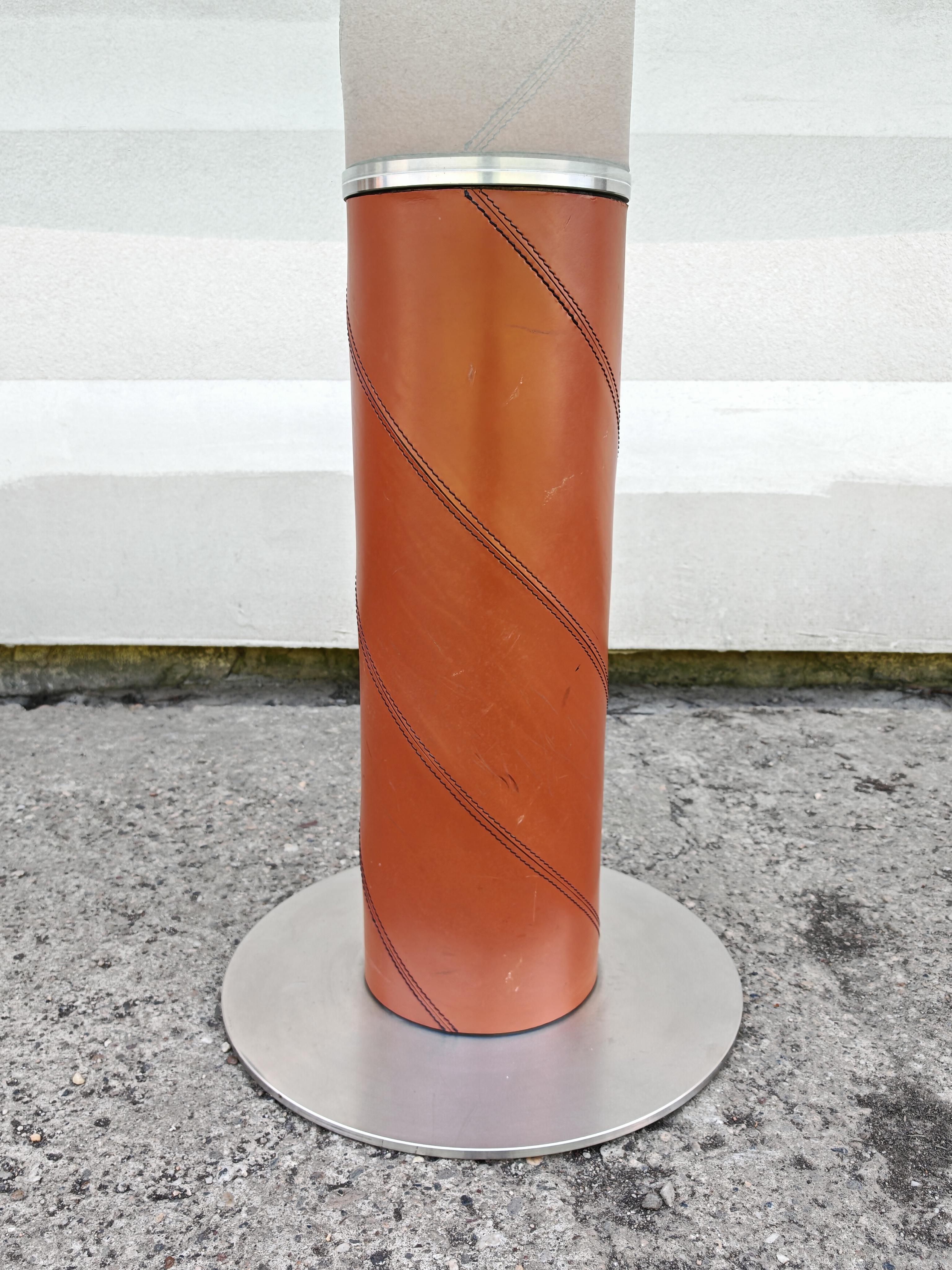 italien Table de salle à manger postmoderne en cuir et plateau de verre par Giancarlo Vegni pour Fasem en vente