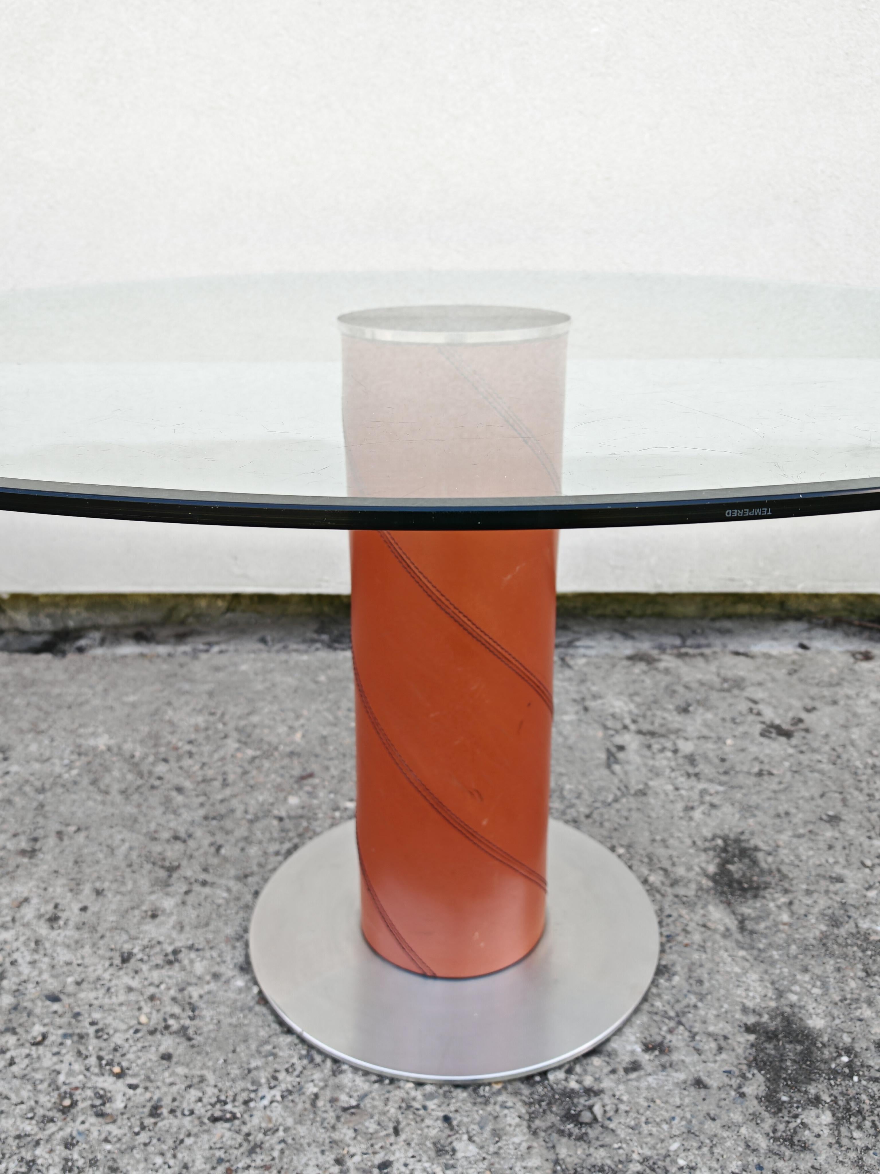Table de salle à manger postmoderne en cuir et plateau de verre par Giancarlo Vegni pour Fasem Bon état - En vente à Beograd, RS