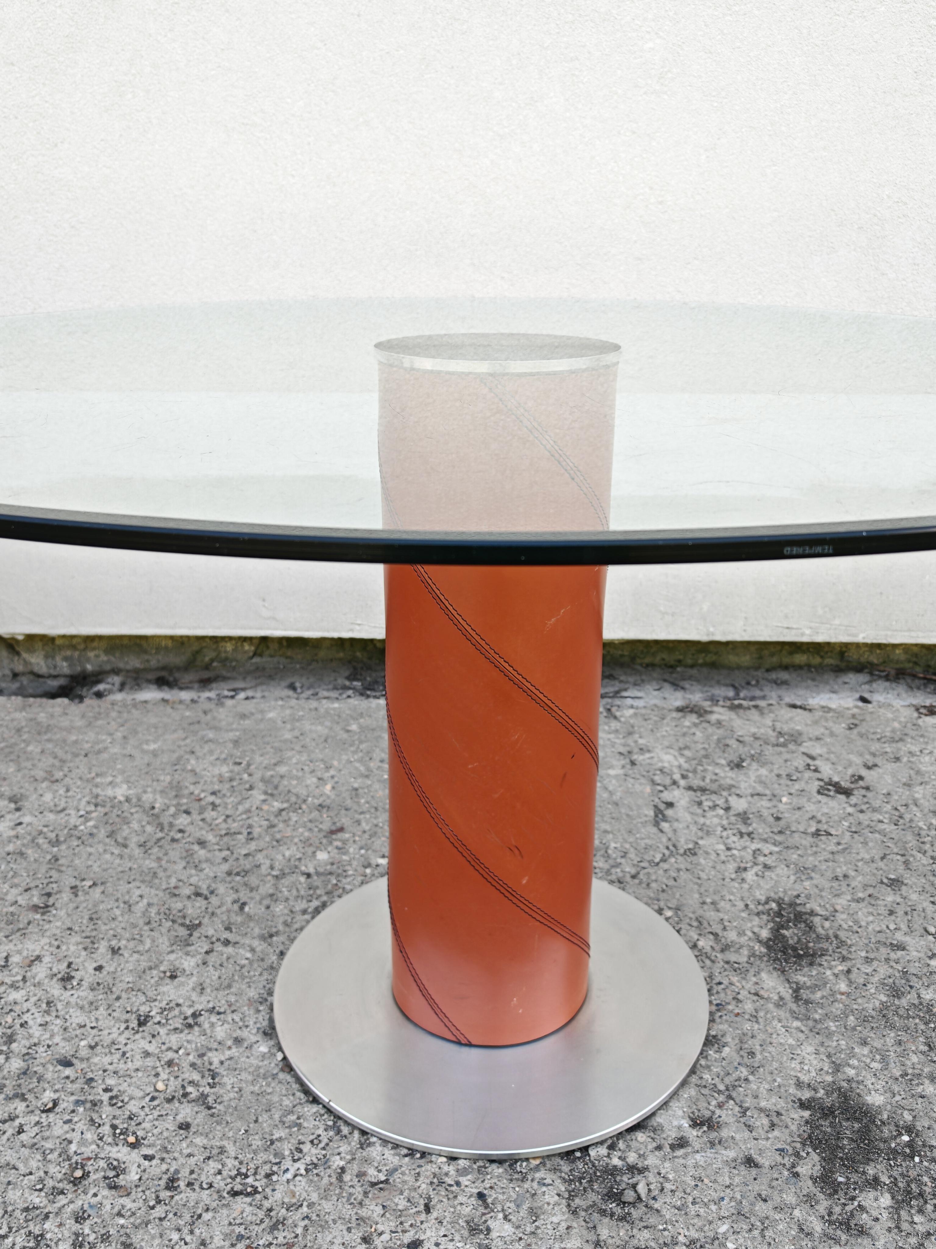 Fin du 20e siècle Table de salle à manger postmoderne en cuir et plateau de verre par Giancarlo Vegni pour Fasem en vente