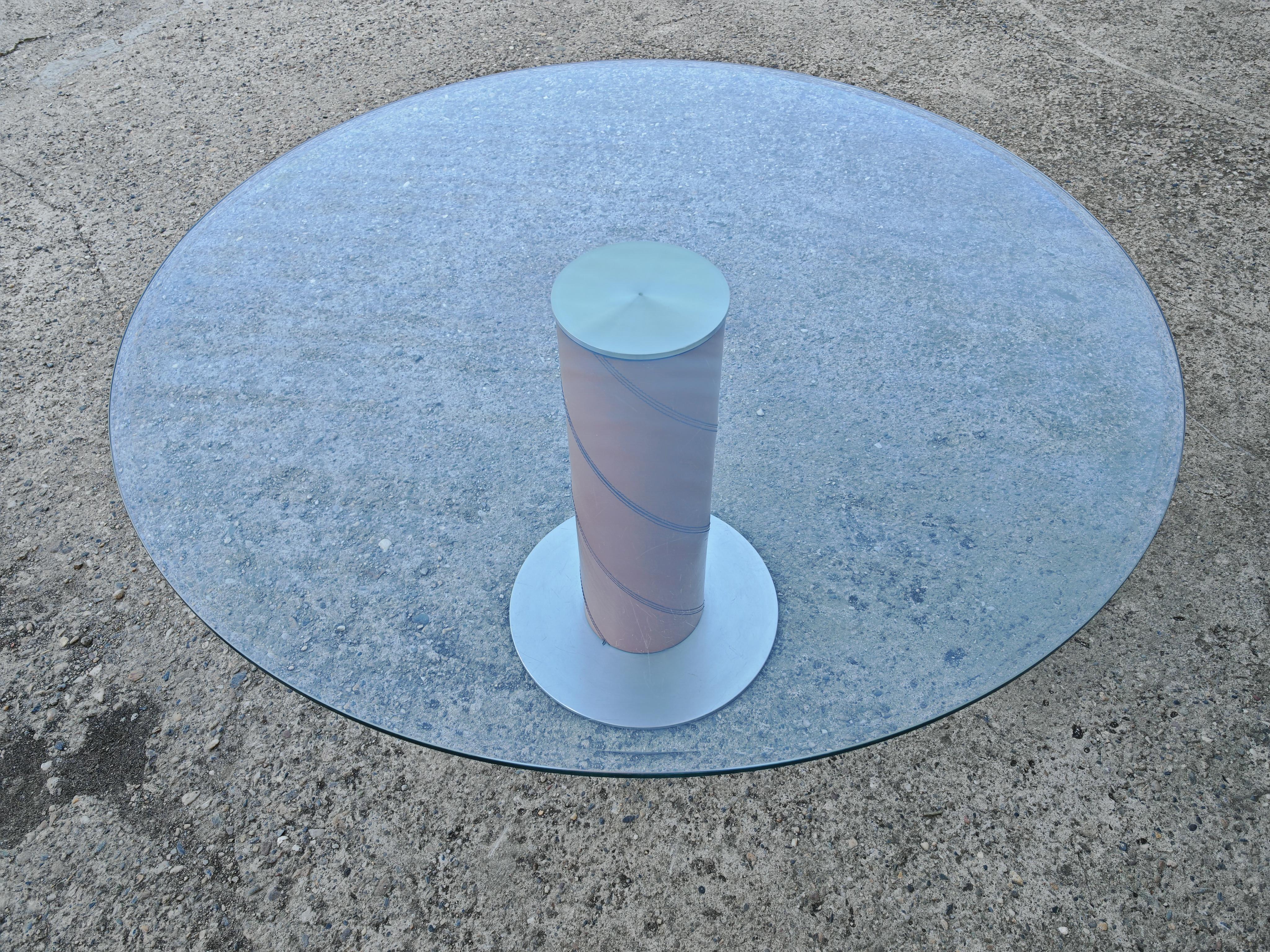 Cuir Table de salle à manger postmoderne en cuir et plateau de verre par Giancarlo Vegni pour Fasem en vente