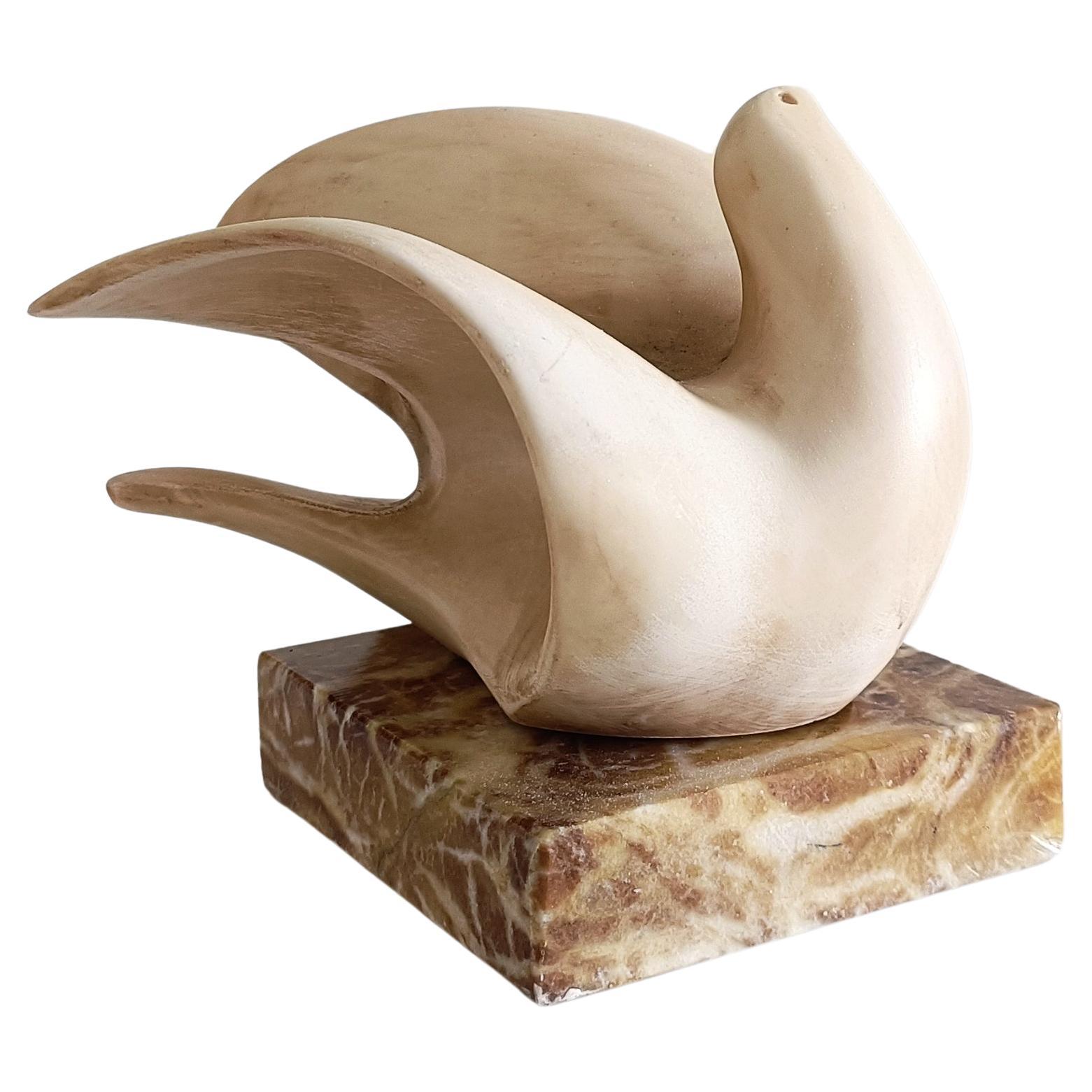 Lassen Sie sich von der zeitlosen Eleganz spanischer Kunst inspirieren - mit dieser exquisiten postmodernen Friedenstaube, die sich an den ikonischen Werken von Pablo Picasso orientiert. Das in den 1970er Jahren gefertigte, fesselnde Stück ist ein