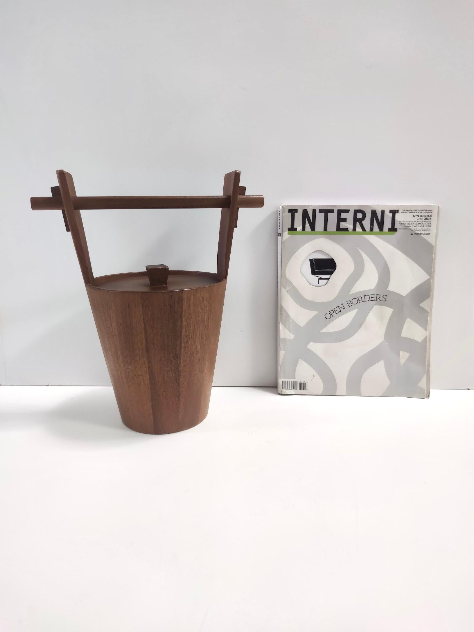 Hergestellt in Italien, 1970er Jahre.
Dies ist ein Eiskübel aus ebonisierter Buche mit goldenem Metall im Inneren.  
Es könnte leichte Gebrauchsspuren aufweisen, da es Vintage ist, aber es kann als in perfektem Originalzustand betrachtet werden und