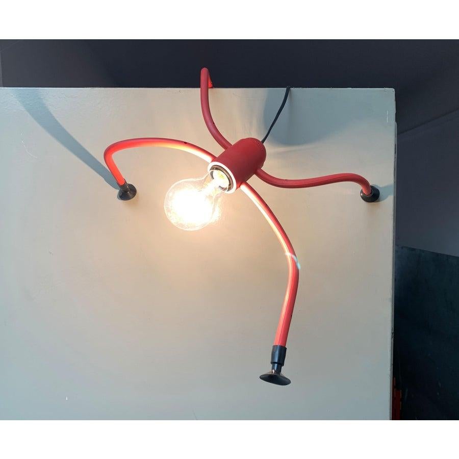 Lampada postmoderna di Luxo su disegno di Marco Ferreri e Carlo Bellini degli anni 80.

Un design giocoso e allo stesso tempo estremamente funzionale. Essendo una cosiddetta 