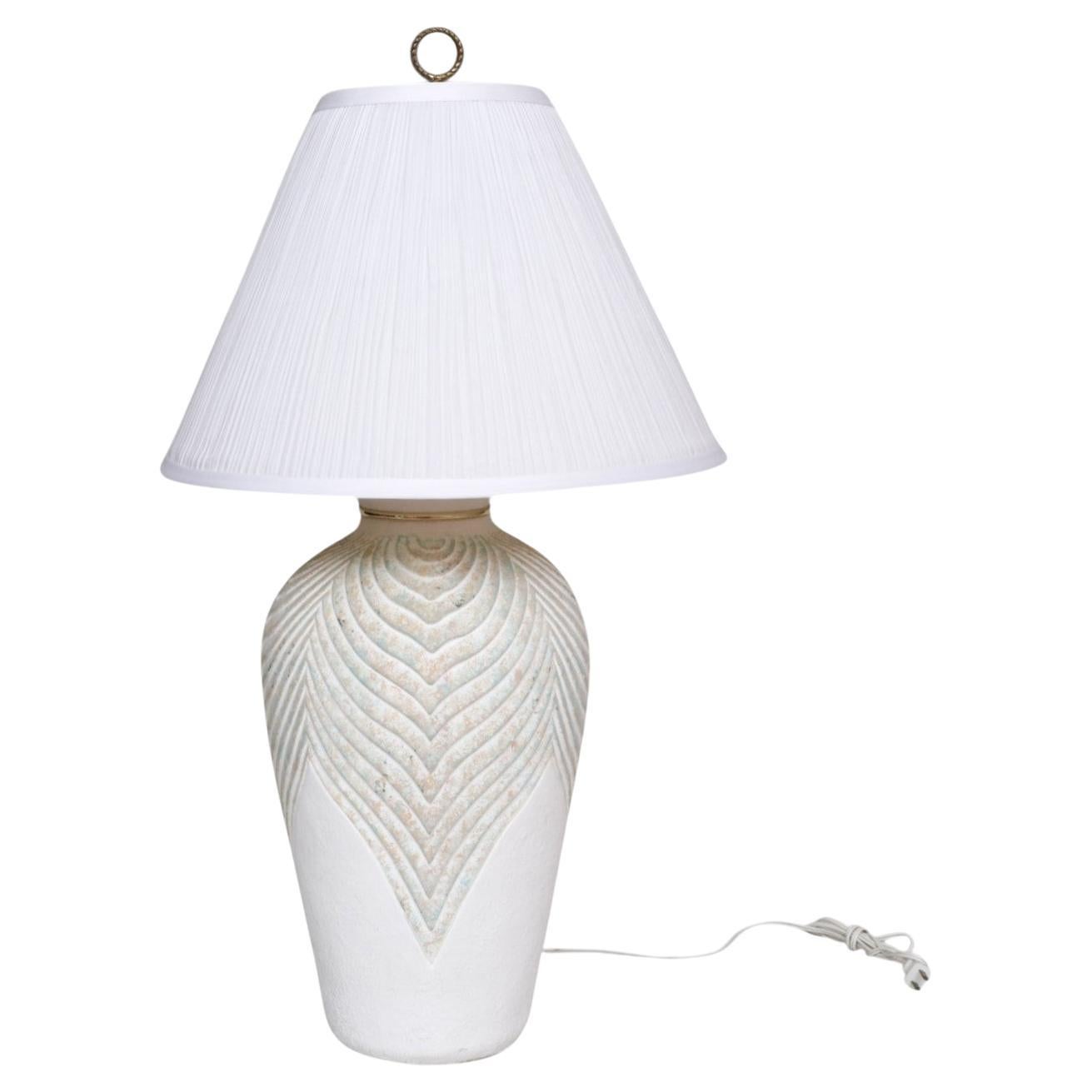 Lampada da tavolo postmoderna in gesso goffrato in vendita