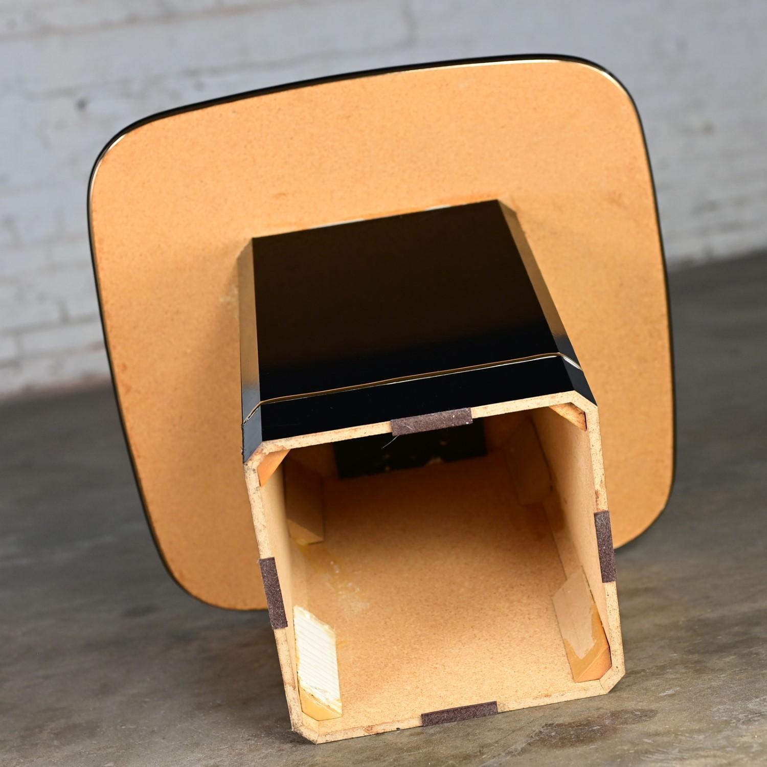 Postmodern End or Side Table with Mirror Top & Black Laquered Pedestal Base For Sale 4