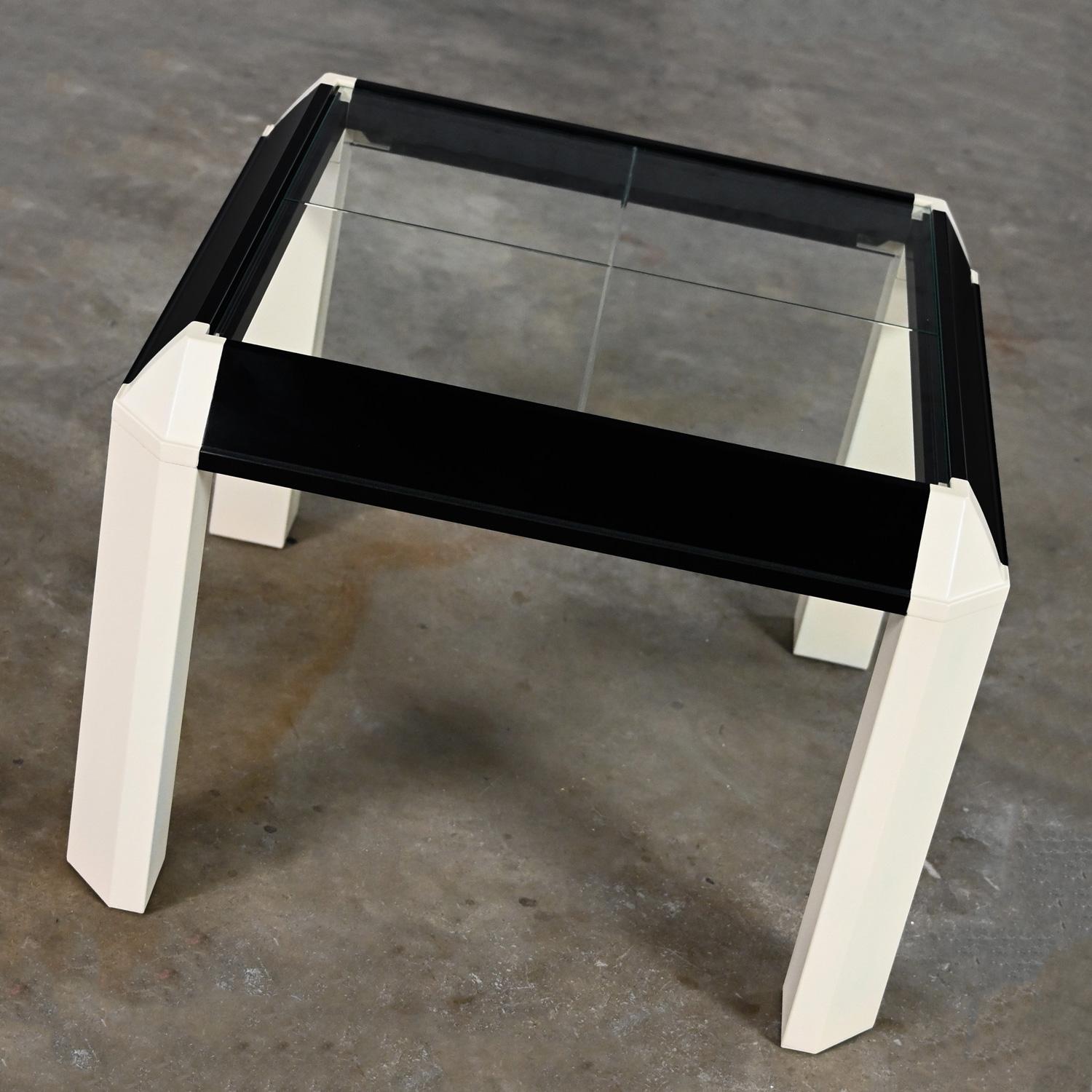 Postmoderner Beistelltisch mit schwarz lackiertem Rahmen und cremefarbenen, weißen Trapezbeinen und Glasplatte im Angebot 6