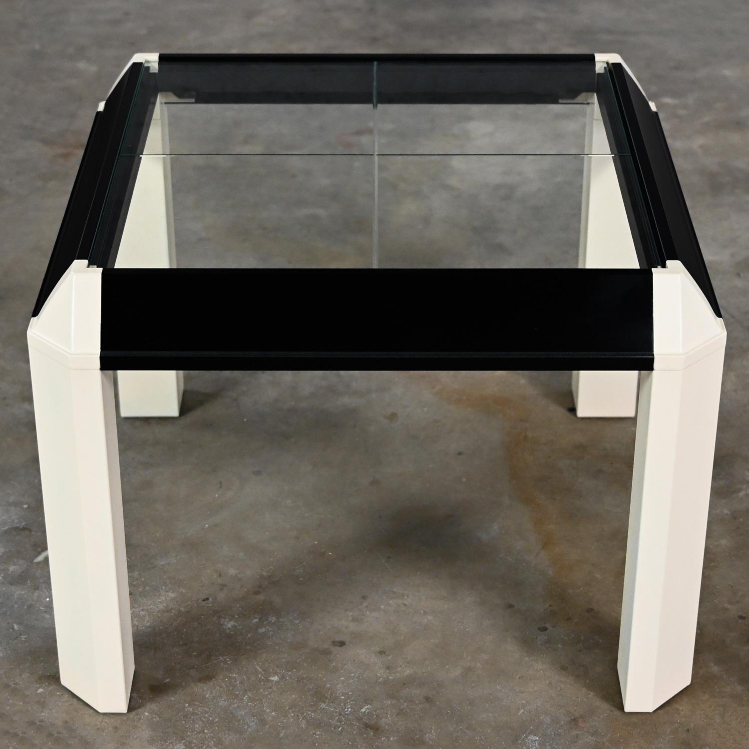 Postmoderner Beistelltisch mit schwarz lackiertem Rahmen und cremefarbenen, weißen Trapezbeinen und Glasplatte im Angebot 8