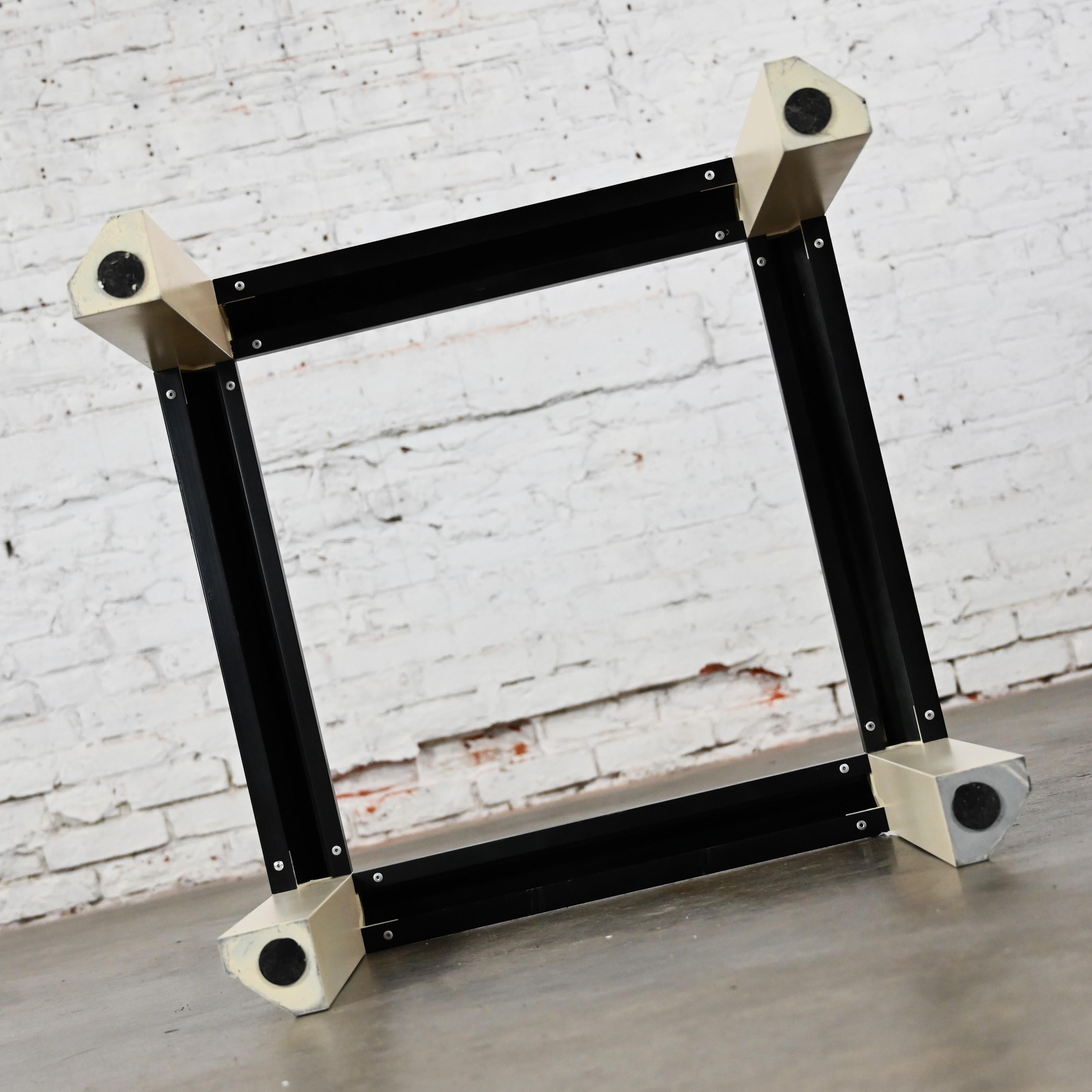 Postmoderner Beistelltisch mit schwarz lackiertem Rahmen und cremefarbenen, weißen Trapezbeinen und Glasplatte im Angebot 9