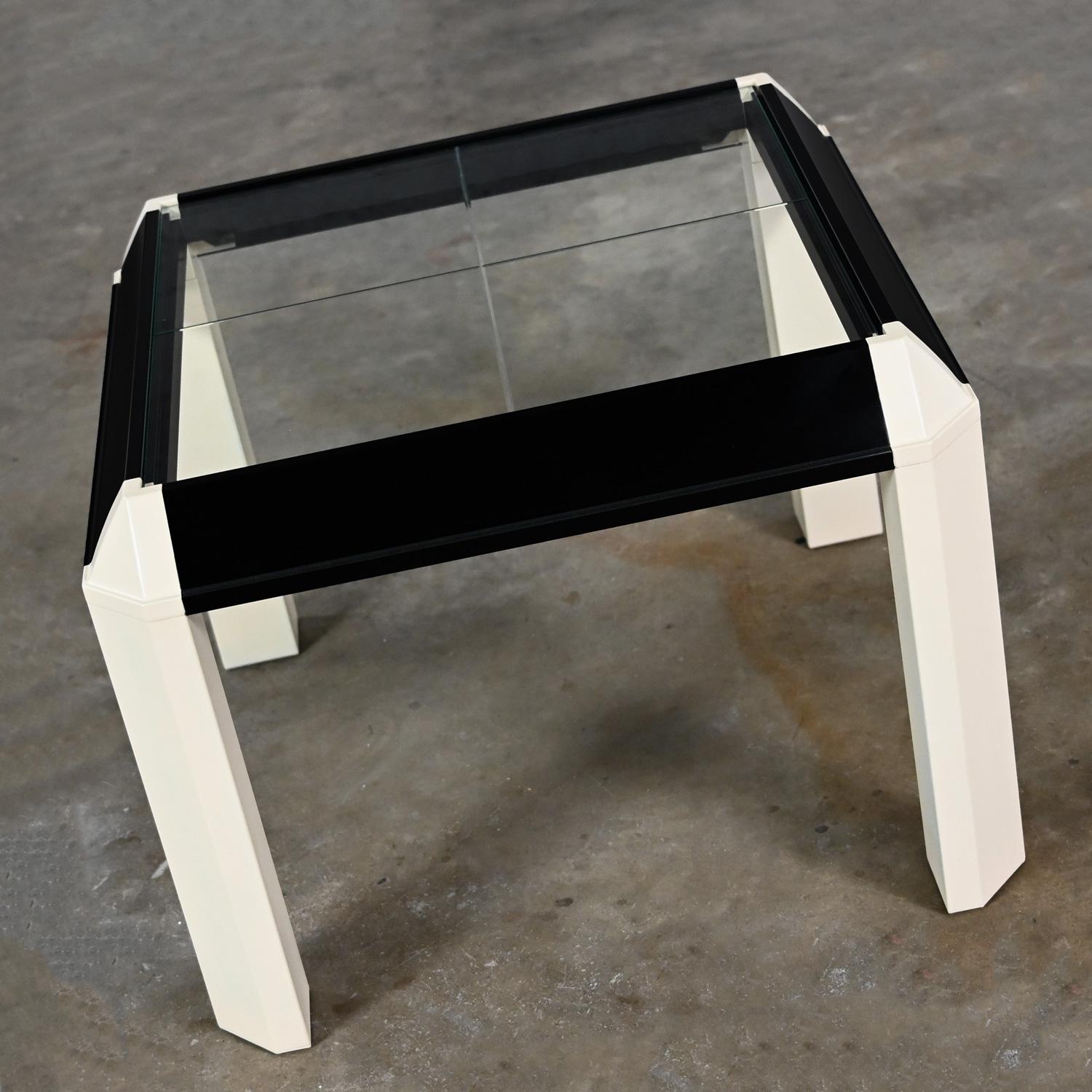 Postmoderner Beistelltisch mit schwarz lackiertem Rahmen und cremefarbenen, weißen Trapezbeinen und Glasplatte (Unbekannt) im Angebot