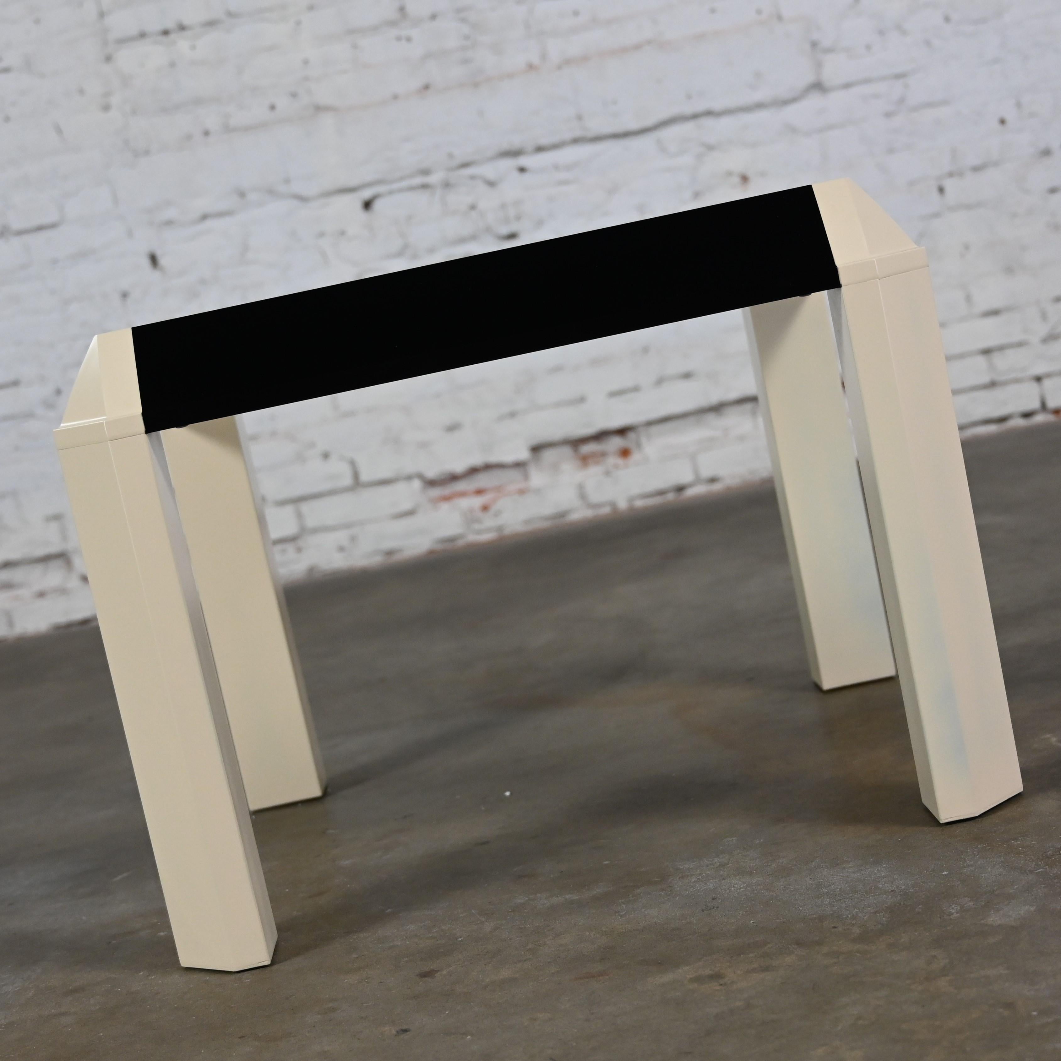 Postmodern End Table Black Painted Frame Off White Trapezoid Legs Glass Top In Good Condition For Sale In Topeka, KS