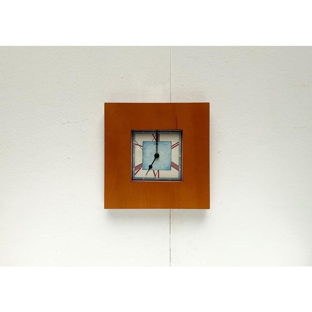 Horloge murale postmoderne anglaise de Ziro, années 1980, en très bon état. Conçue de 1980 à 1989 Cette pièce porte une marque d'attribution.

Informations complémentaires :
Matériaux : Métal, bois
Couleur : marron
Styles : Memphis, postmoderne
Pays