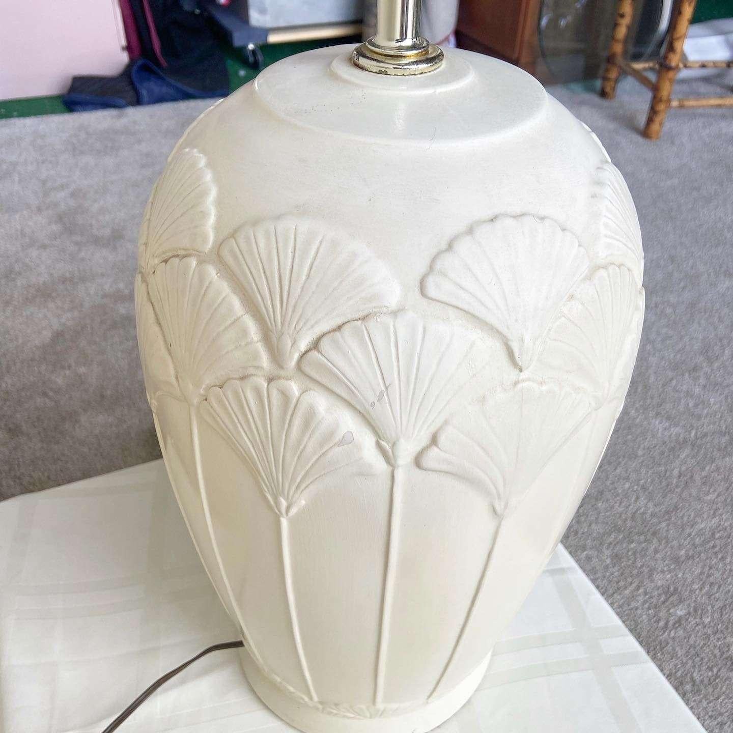 Postmoderne geätzte Blumen-Tischlampe aus Keramik in Beige im Angebot 1